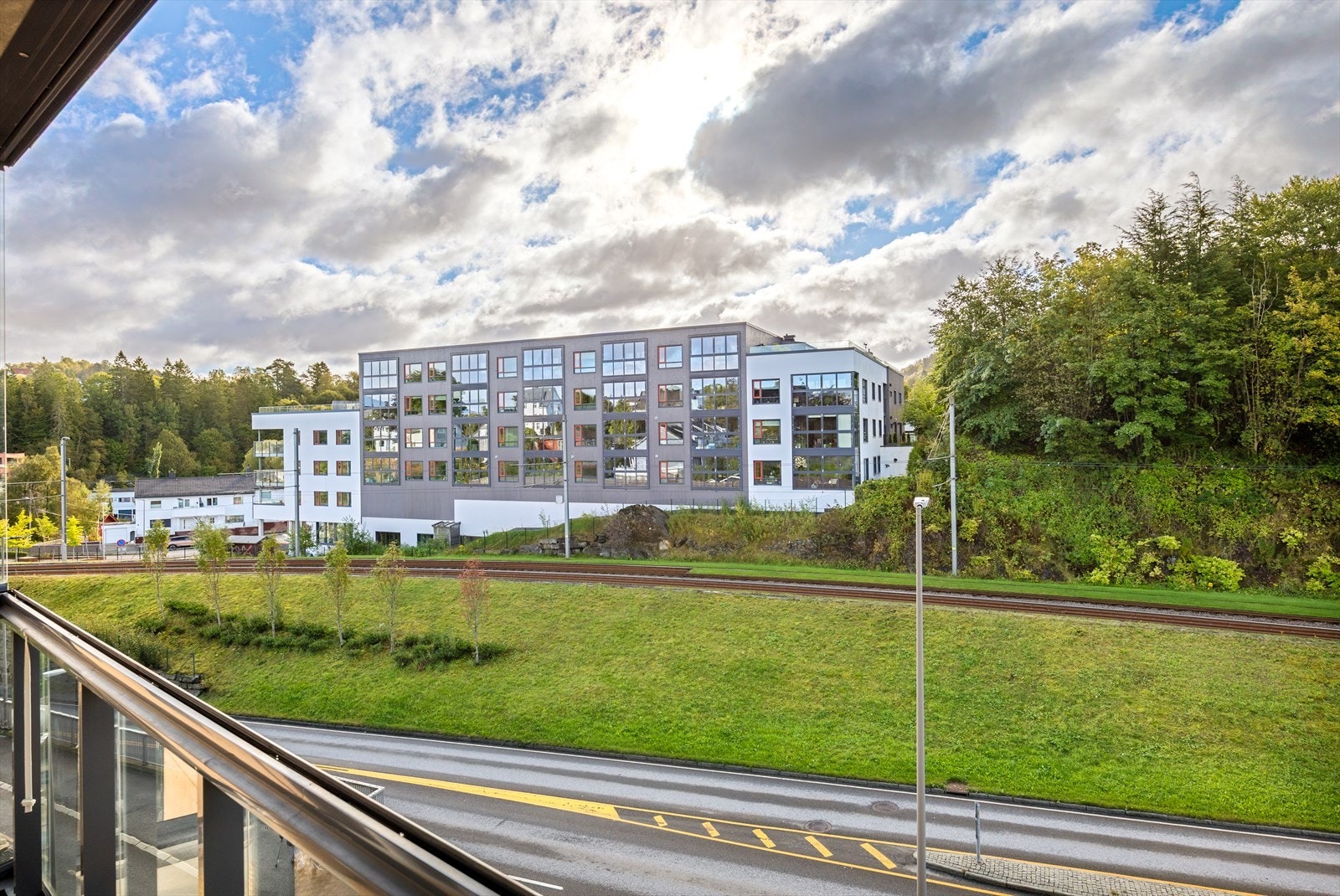 Leilighetens beliggenhet er super sentral, det er 120 meter til nærmeste bybanestopp, 200 meter til Peppes pizza, pizzabakeren, iSushi, 300 meter til Rema1000 - alt man trenger i hverdagen i umiddelbar nærhet! Galleribilde