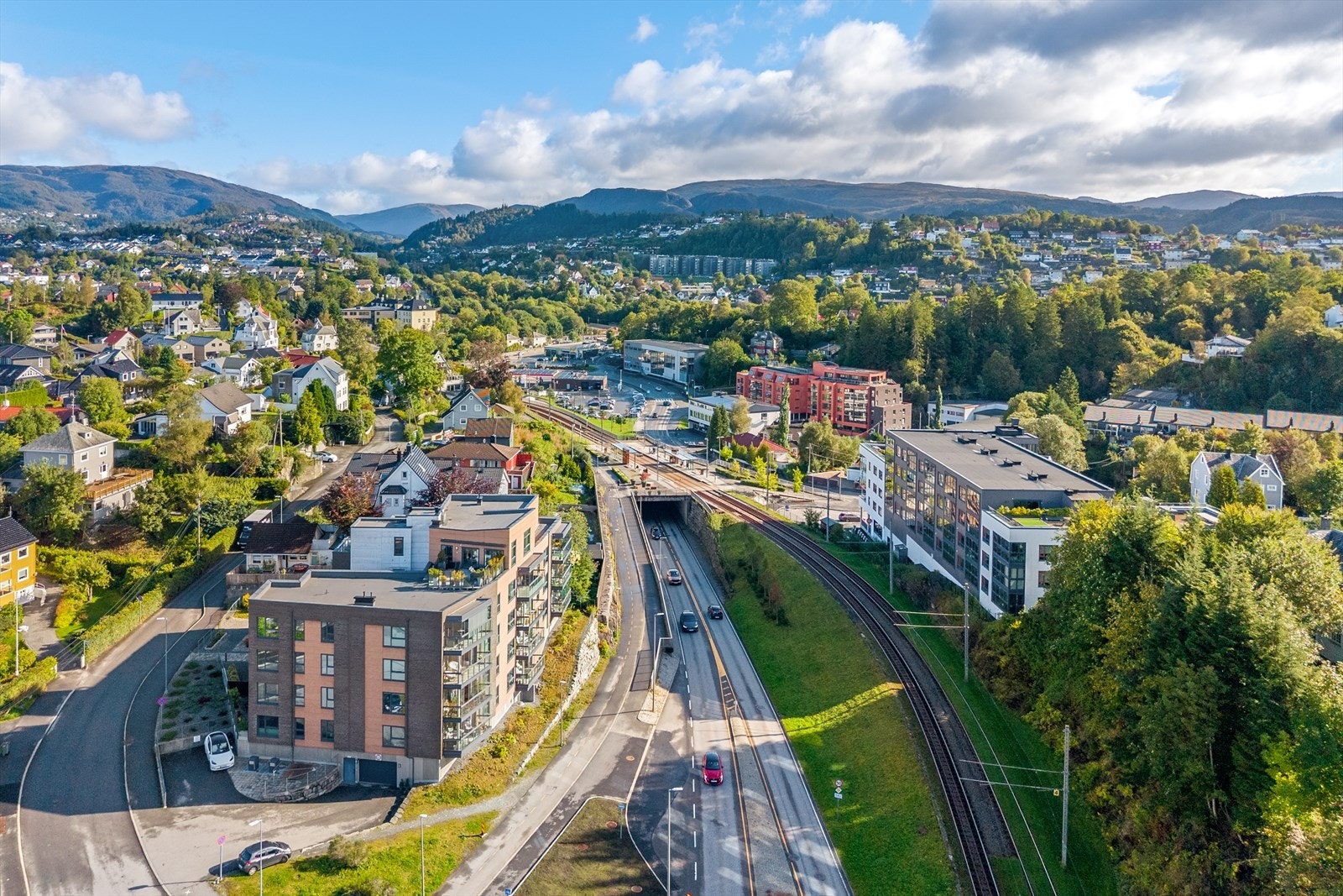 Nesttun sentrum ligger ca 10 min gange unna, og det er ca 25 minutters gangavstand til Lagunen. Galleribilde