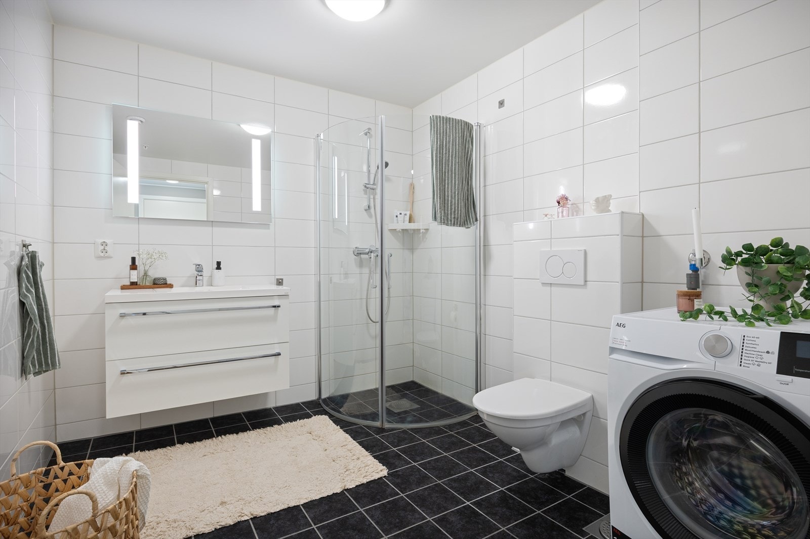 Delikat baderom på 6,6m² fra 2019 med tidløse fliser på gulv og vegger - varmekabler i gulv er en selvfølge. I tillegg har man opplegg for vaskemaskin/tørketrommel. Galleribilde