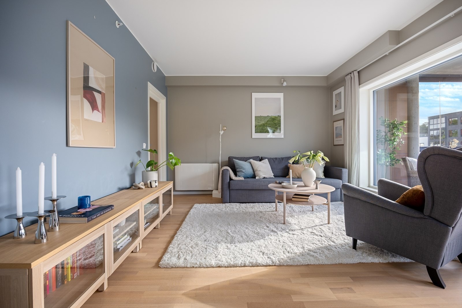 I stuen har man en varmekonvektor som gir god og rimelig oppvarming i leiligheten - i tillegg er det selvsagt lagt opp balansert ventilasjon i alle rom i leiligheten som sørger for godt inneklima. Galleribilde