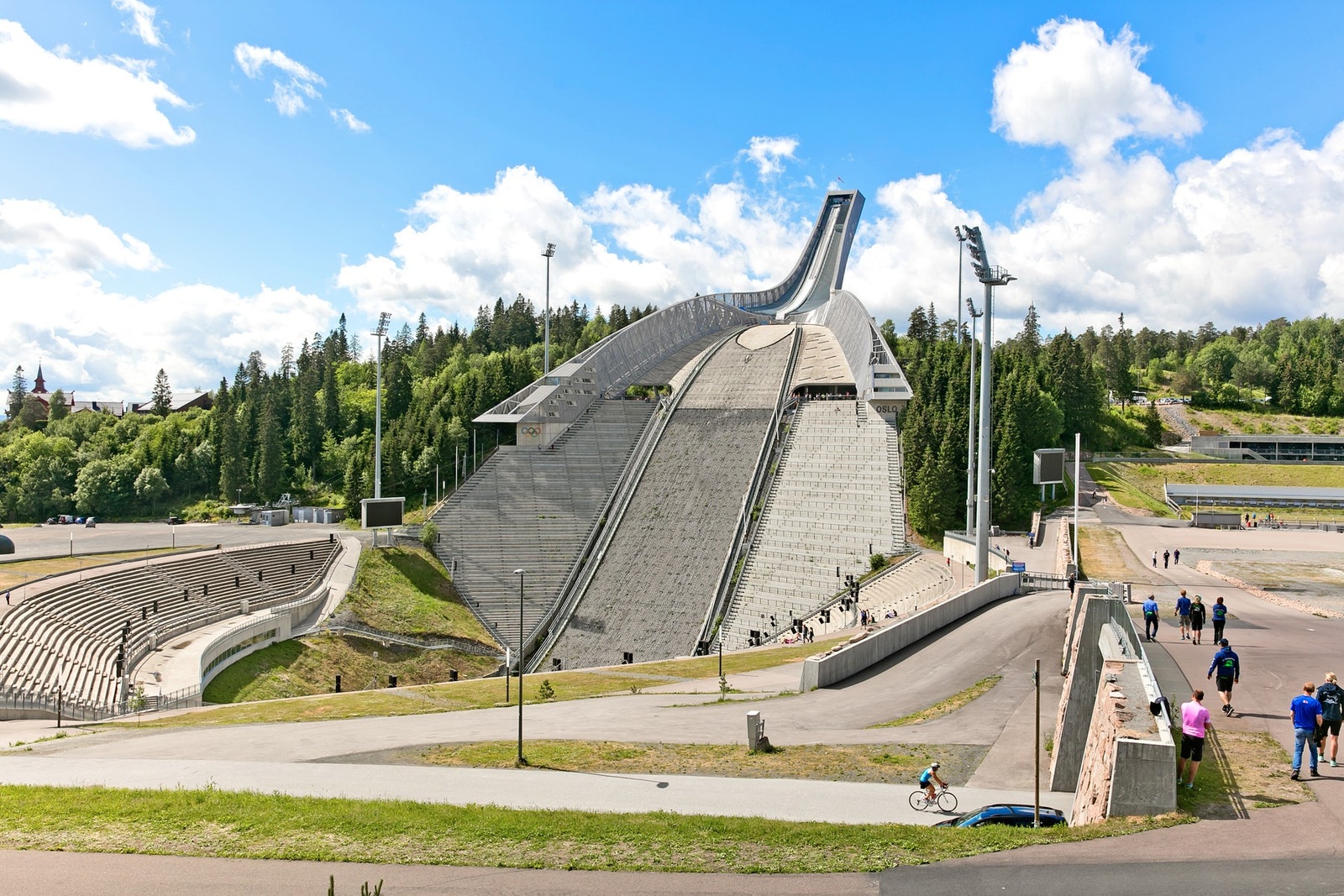 Holmenkollen riksanlegg med hopp, langrenn, skiskyting og rulleski samt Tryvann skisenter og klatrepark i nærheten. Galleribilde