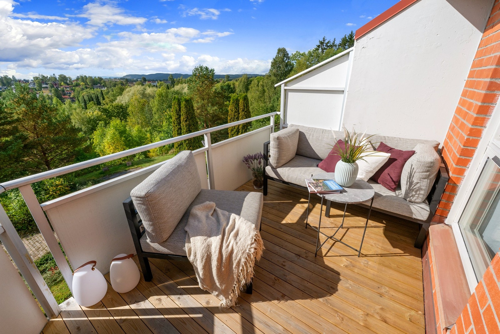 Her kan solen nytes fra omkring kl. 10.00 til kl. 20.00 - perfekt for både rolige formiddager og lange sommerkvelder. Galleribilde