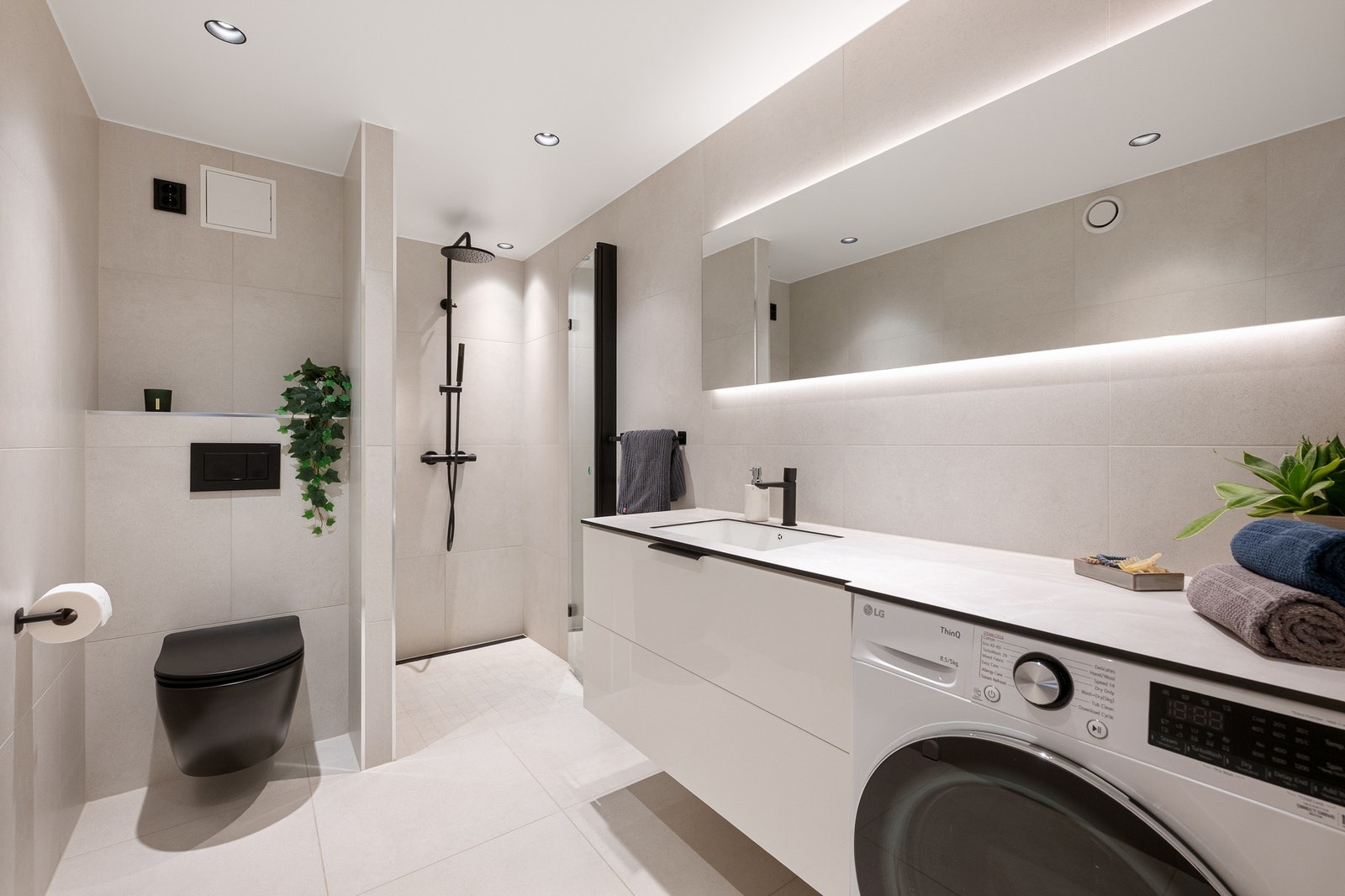 Badet ble totalrenovert i 2023 og har flislagte vegger og gulv, elektriske varmekabler og slukrenne langs veggen i dusjsonen. Galleribilde