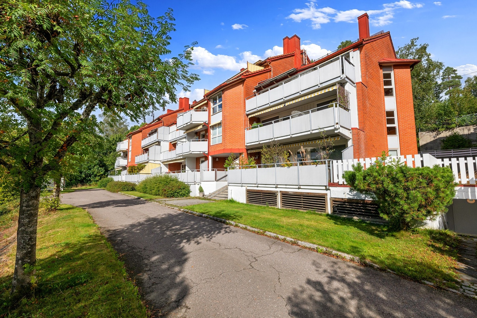 Boligen ligger fredelig til, samtidig som det er kort vei til kollektivtransport, dagligvarebutikker og servicetilbud. Galleribilde
