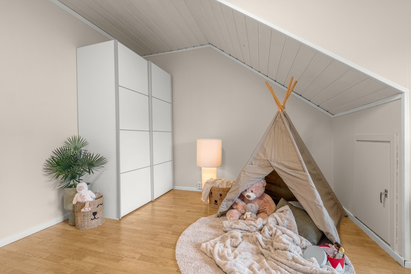 Rommet er utstyrt med skyvedørsgarderobe Galleribilde