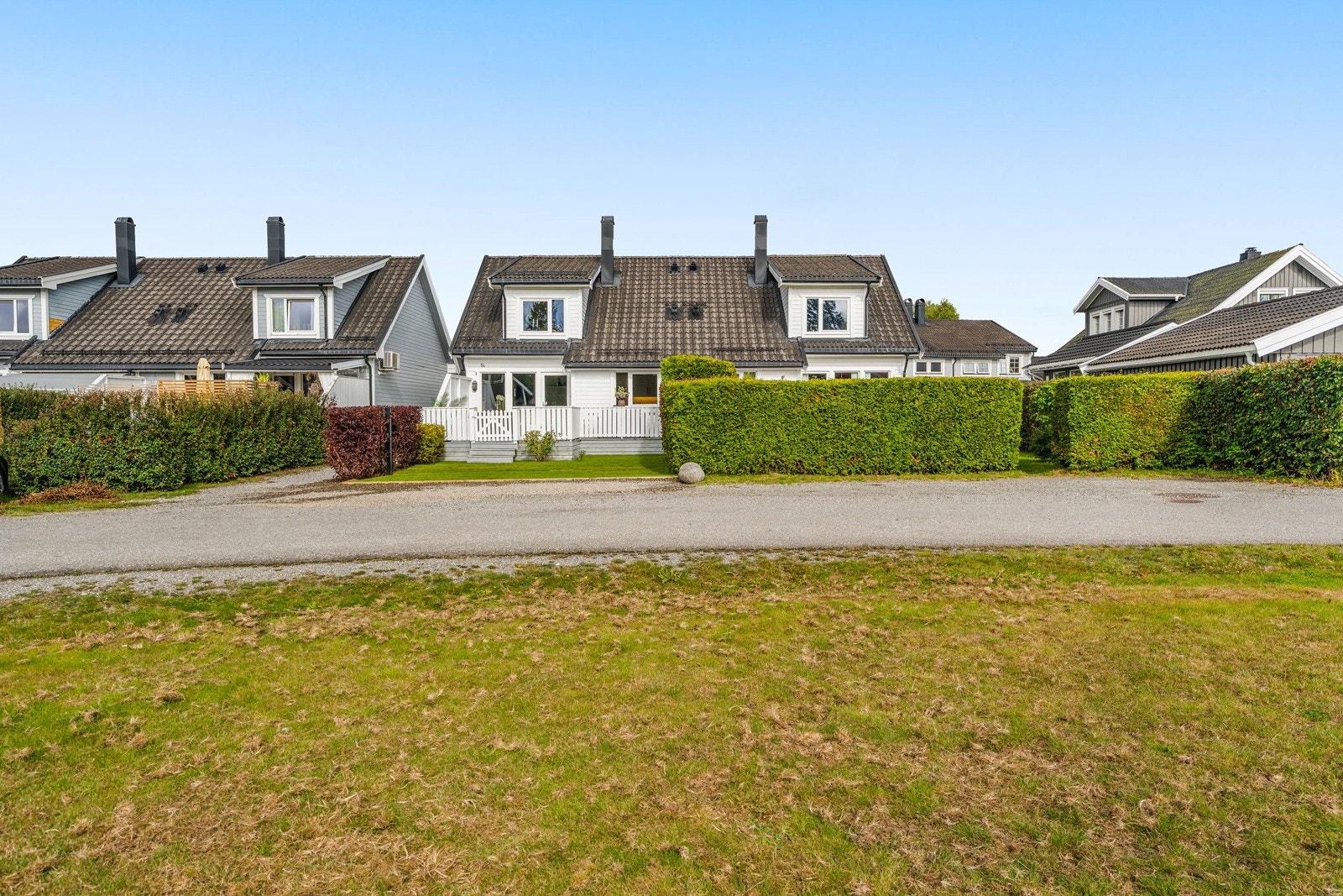 Eiendommen ligger i et attraktivt og veletablert boligområde på Sørholtet, like utenfor Jessheim sentrum Galleribilde
