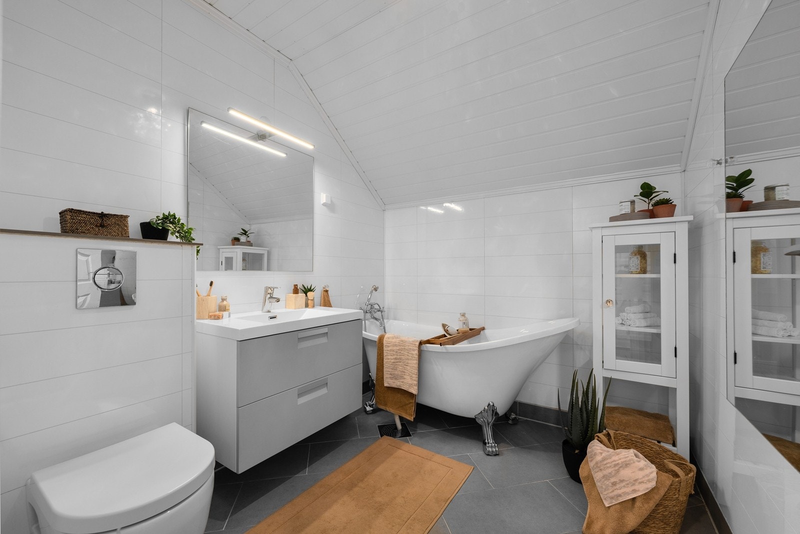 Badet i 2. etasje har flislagte gulv med varme og våtromsplater på vegger Galleribilde