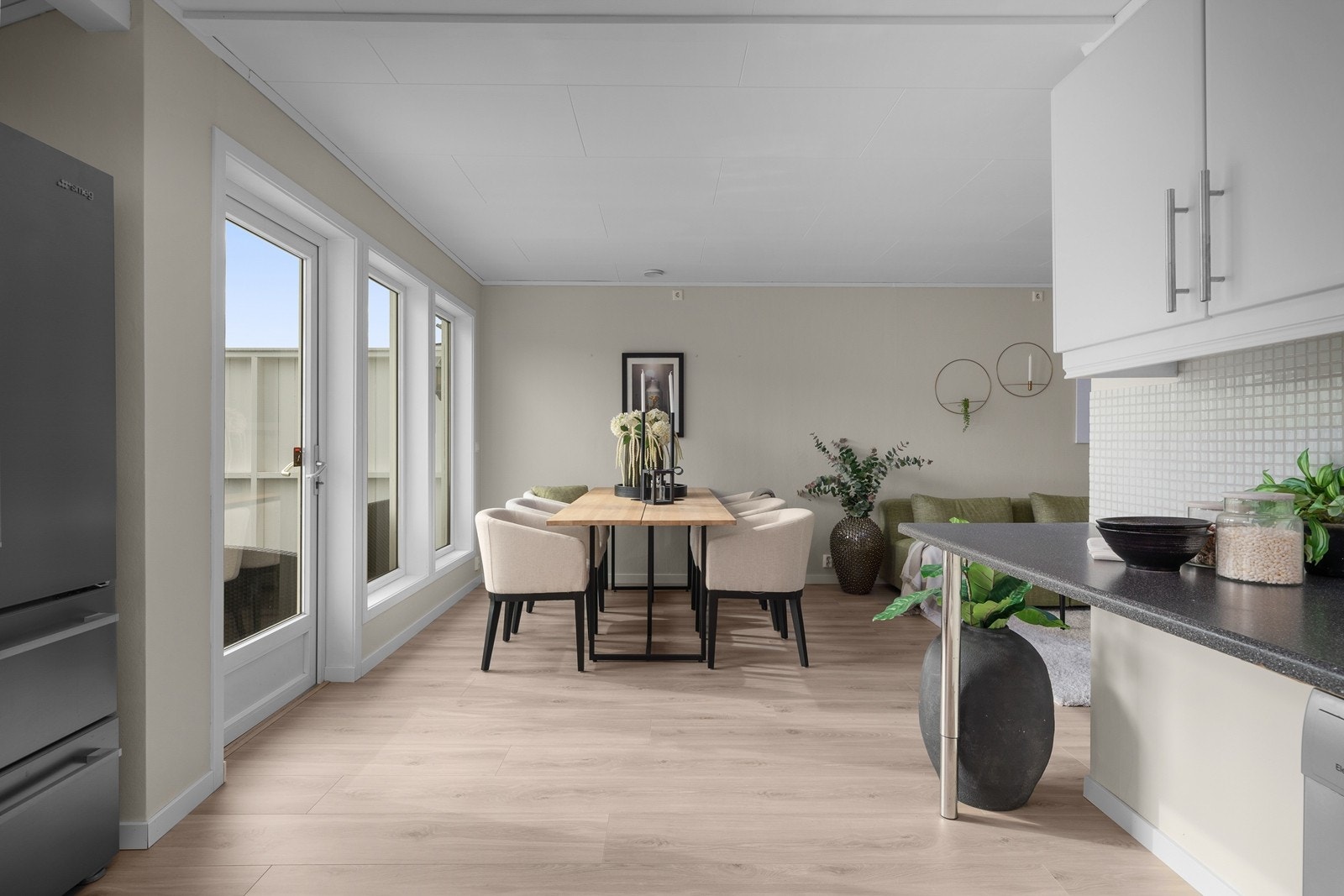 Fra stuen er det utgang til flott terrasse på ca. 28 kvm som blir en naturlig forlengelse av boligen på sommerstid Galleribilde