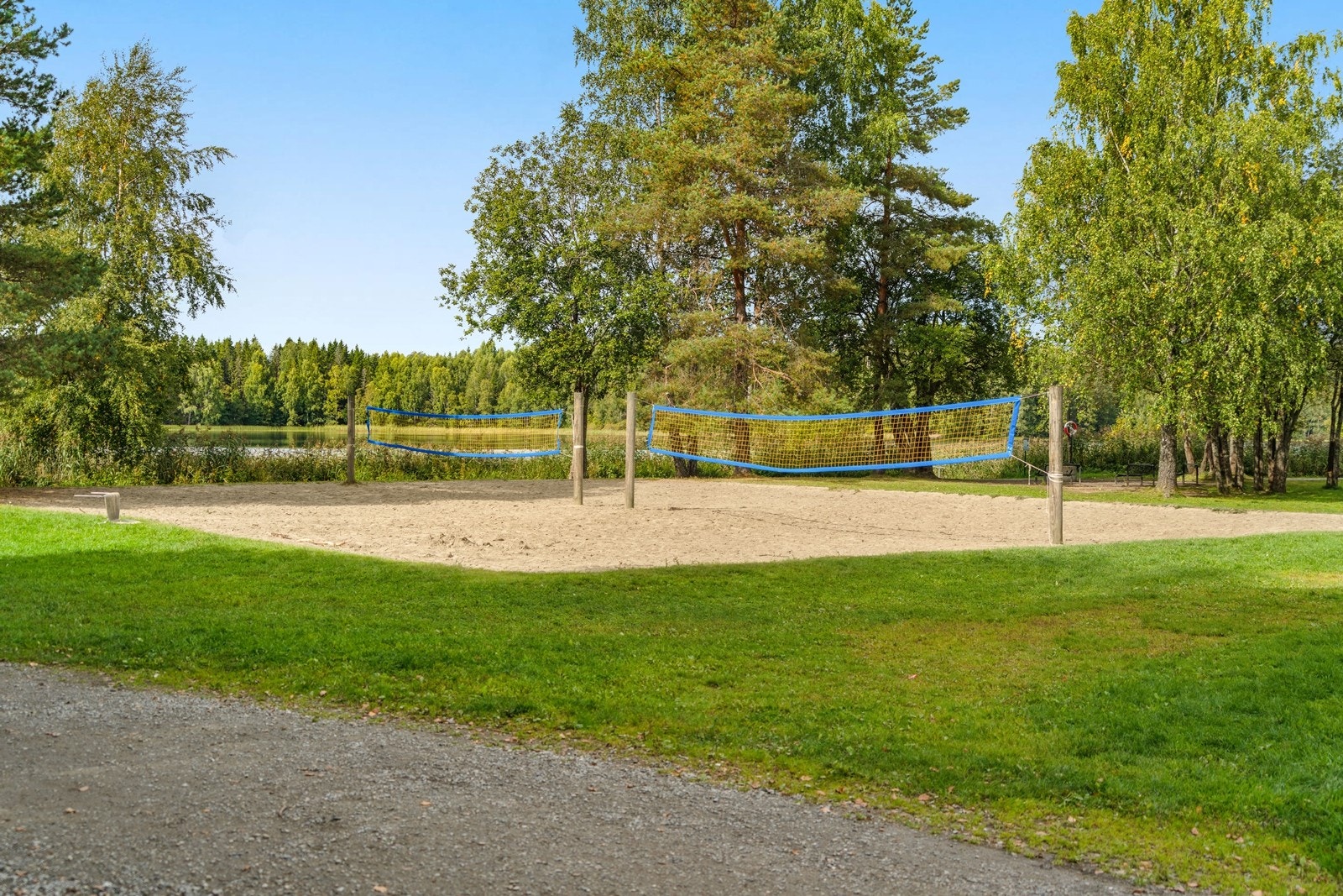 Nordbytjernet ligger en liten spasertur unna og byr på gode rekreasjonsmuligheter Galleribilde