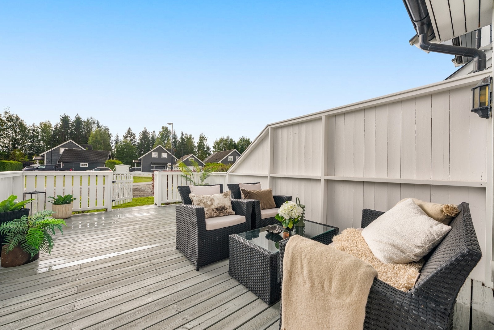 Flott uteplass med terrasse på ca. 28 kvm med plass til flere sittegrupper Galleribilde