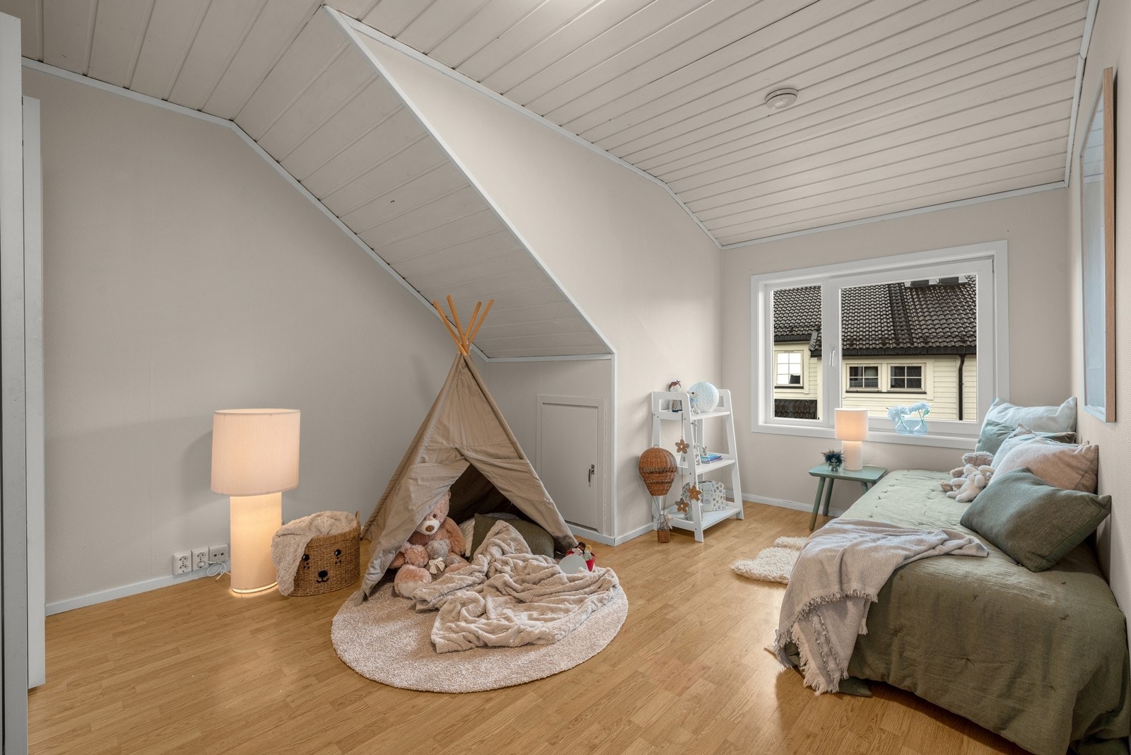 Soverom i 2. etasje med god plass for seng og diverse møblement Galleribilde