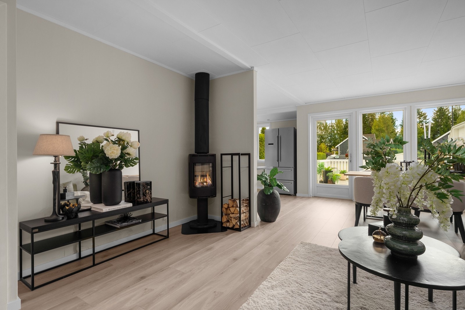Stemningsfull Jøtul peisovn fra 2019 er satt inn i stuen og byr på god varme på kjølige vinterdager. Galleribilde