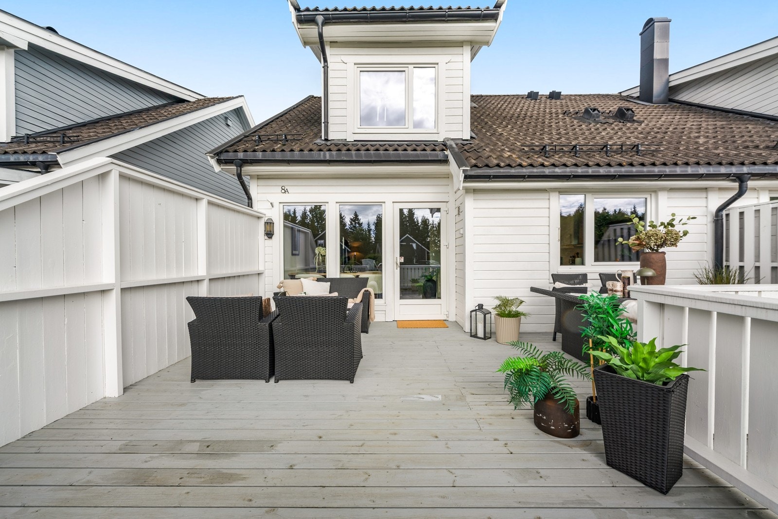 Flott terrasse på ca. 28 kvm som blir en naturlig forlengelse av boligen på sommerstid Galleribilde