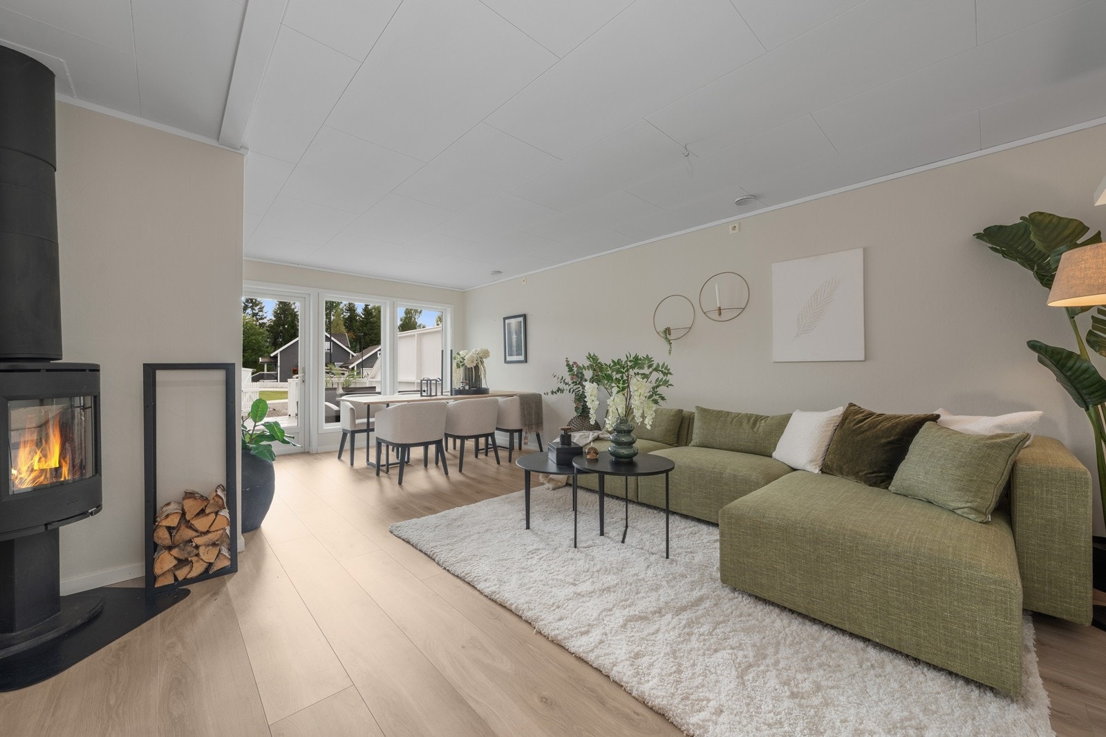 Åpen og luftig stue med god plass for sofa, spisegruppe og øvrig møblement Galleribilde