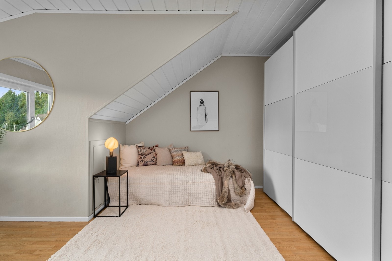 Også dette soverommet er utstyrt med romslig skyvedørsgarderobe som byr på god oppbevaringsplass Galleribilde