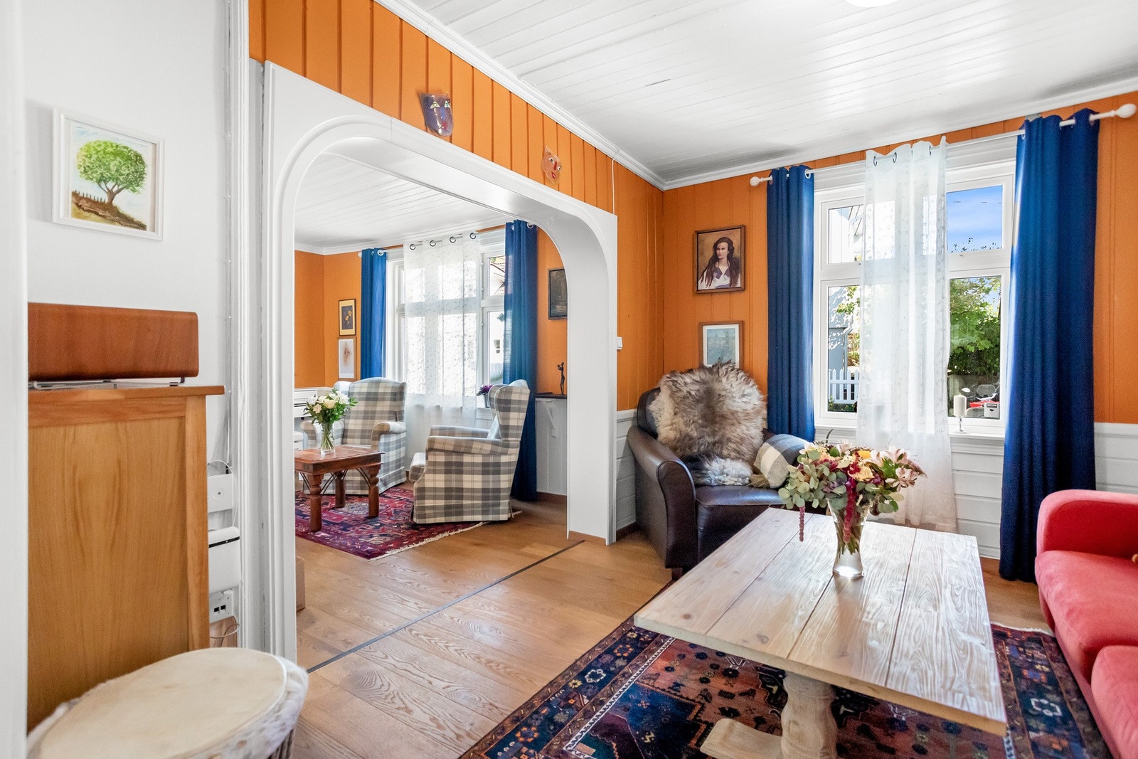 Lys og romslig stue med god atmosfære. Galleribilde