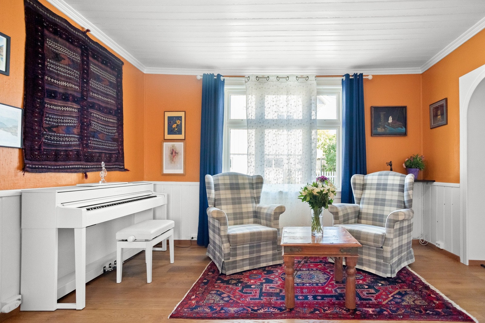 Store vindusflater slipper inn rikelig med dagslys. Galleribilde