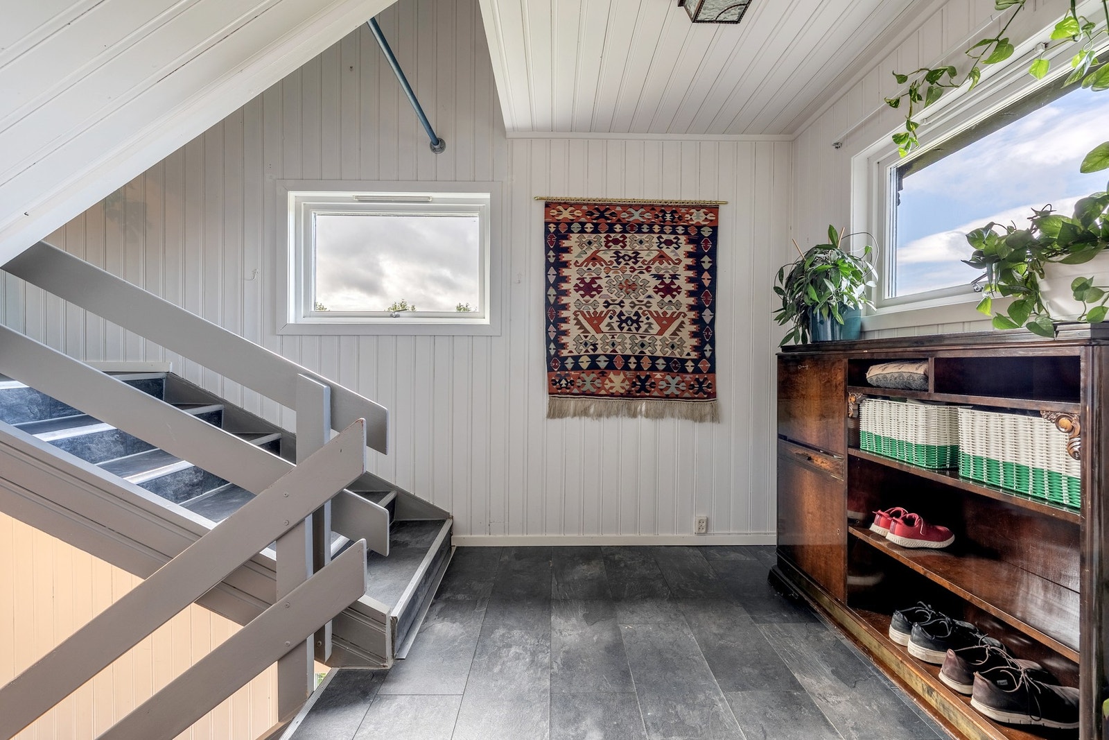 Boligen har adkomst via felles inngangsparti og videre opp til privat trappegang med gode oppbevaringsmuligheter. Galleribilde