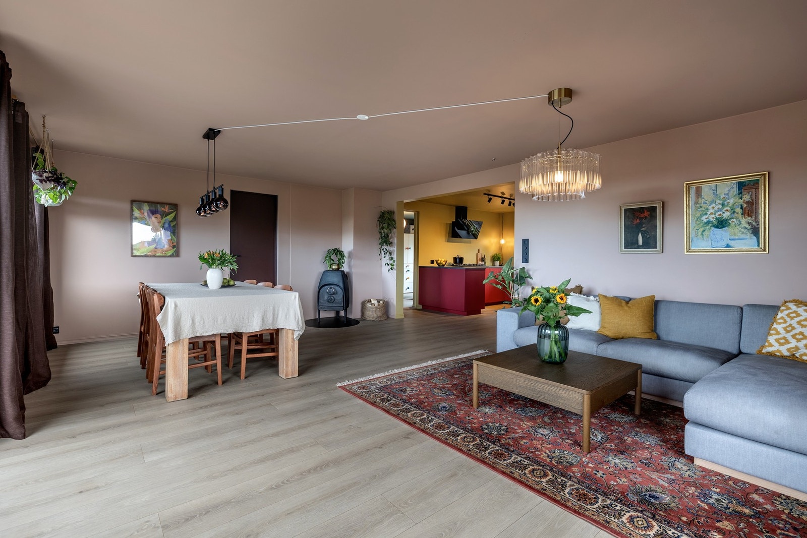 Videre har stuen gode møbleringsmuligheter med plass til både sofagruppe, TV-anlegg og spisebord i naturlige soner. Galleribilde