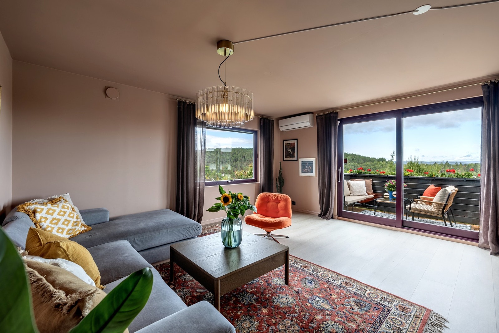 Stuen er malt i moderne fargetoner som er kombinert med laminatgulv. Galleribilde
