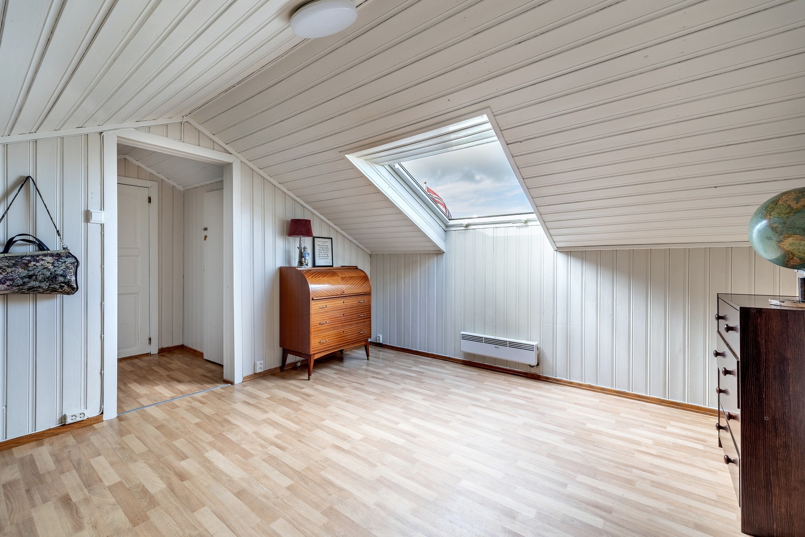 I loftsetasjen er det to romslige rom som enkelt kan innredes etter behov. Galleribilde