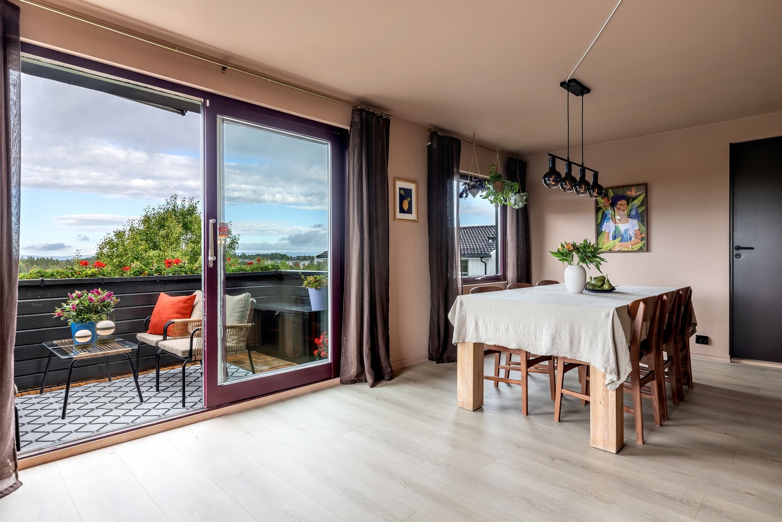 Store vindusflater slipper inn rikelig med naturlig dagslys, og fra stuen er det adkomst til et herlig balkong. Galleribilde