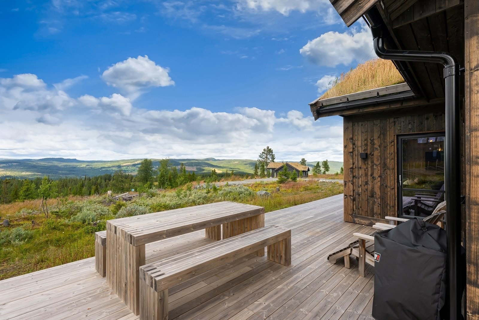 Terrassen har god plass til sittegruppe med utsikt over fjellandskapet. Galleribilde