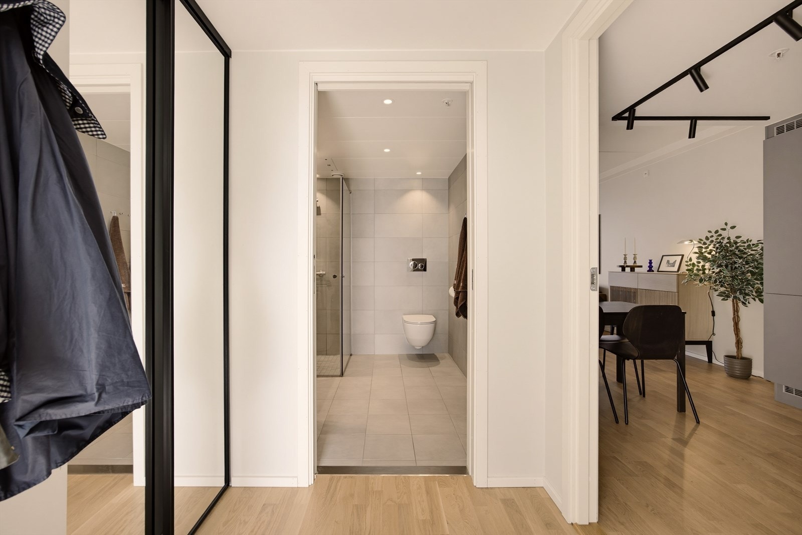 Fra entreen har man adkomst til badet. Galleribilde