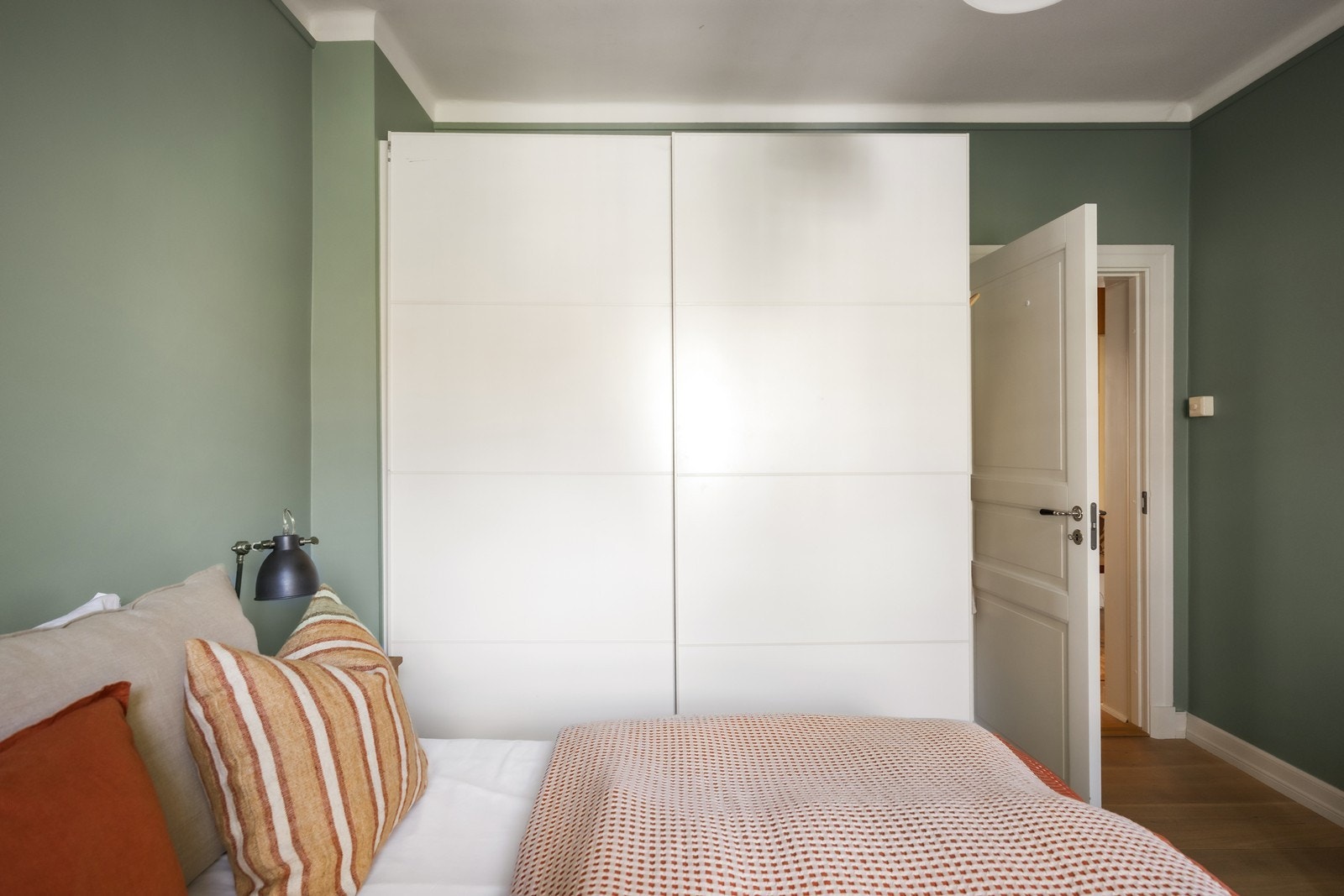 Her finner man en større skyvedørsgarderobe med gode oppbevaringsmuligheter. Galleribilde