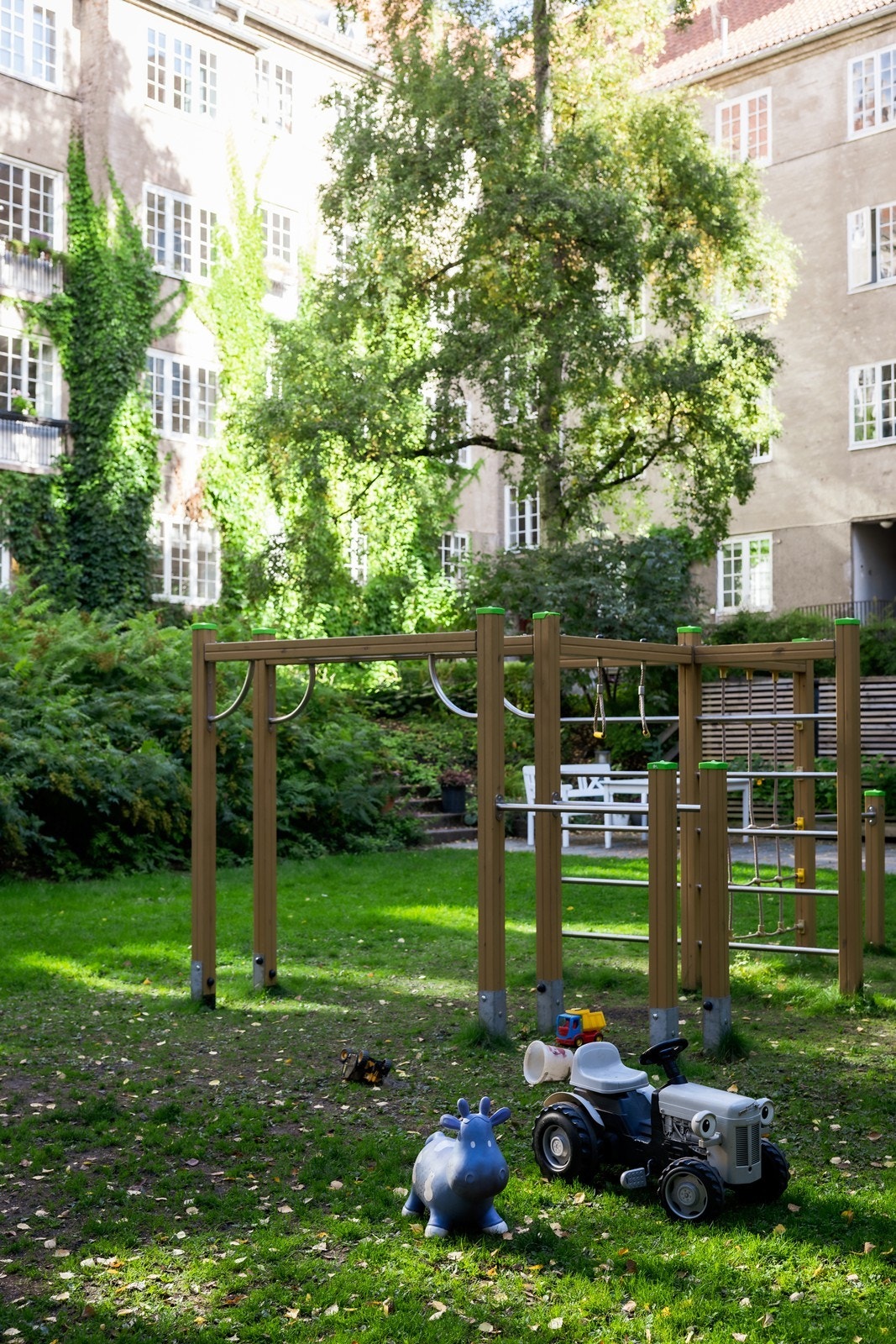 Lekeplass i bakgården gjør dette til et barnevennlig og trygt bomiljø. Galleribilde