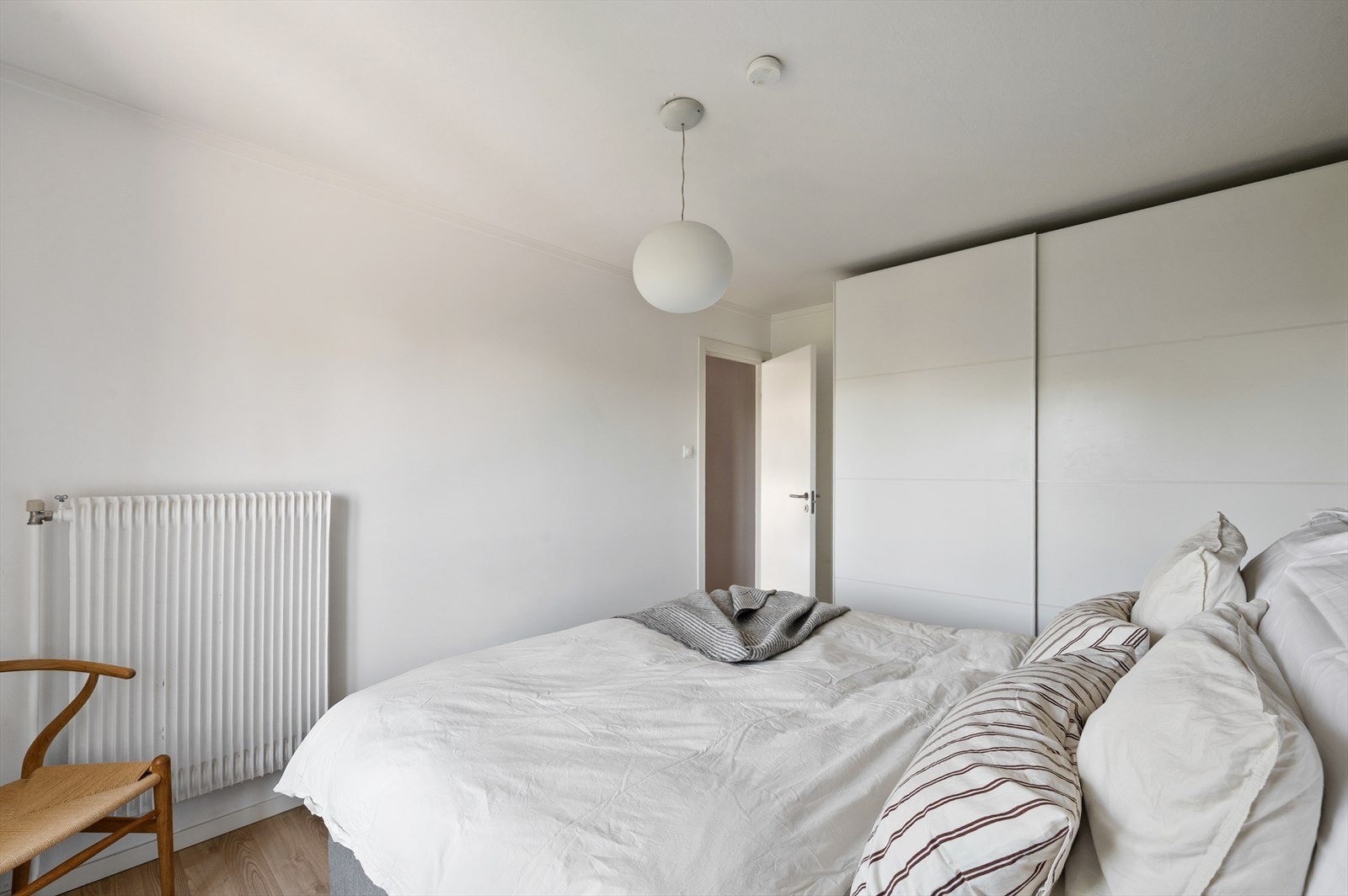 Soverommet er innredet med en stor skyvedørsgarderobe Galleribilde