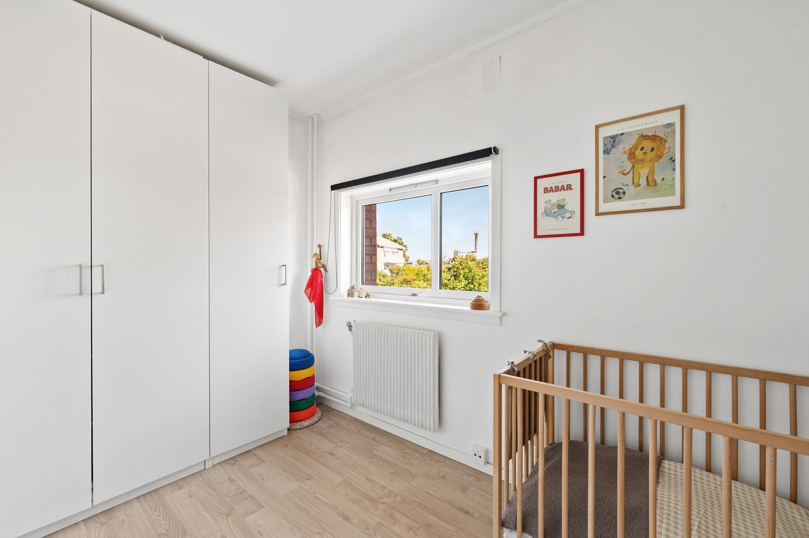 Fint barnerom med god plass til seng, nattbord og garderobe Galleribilde