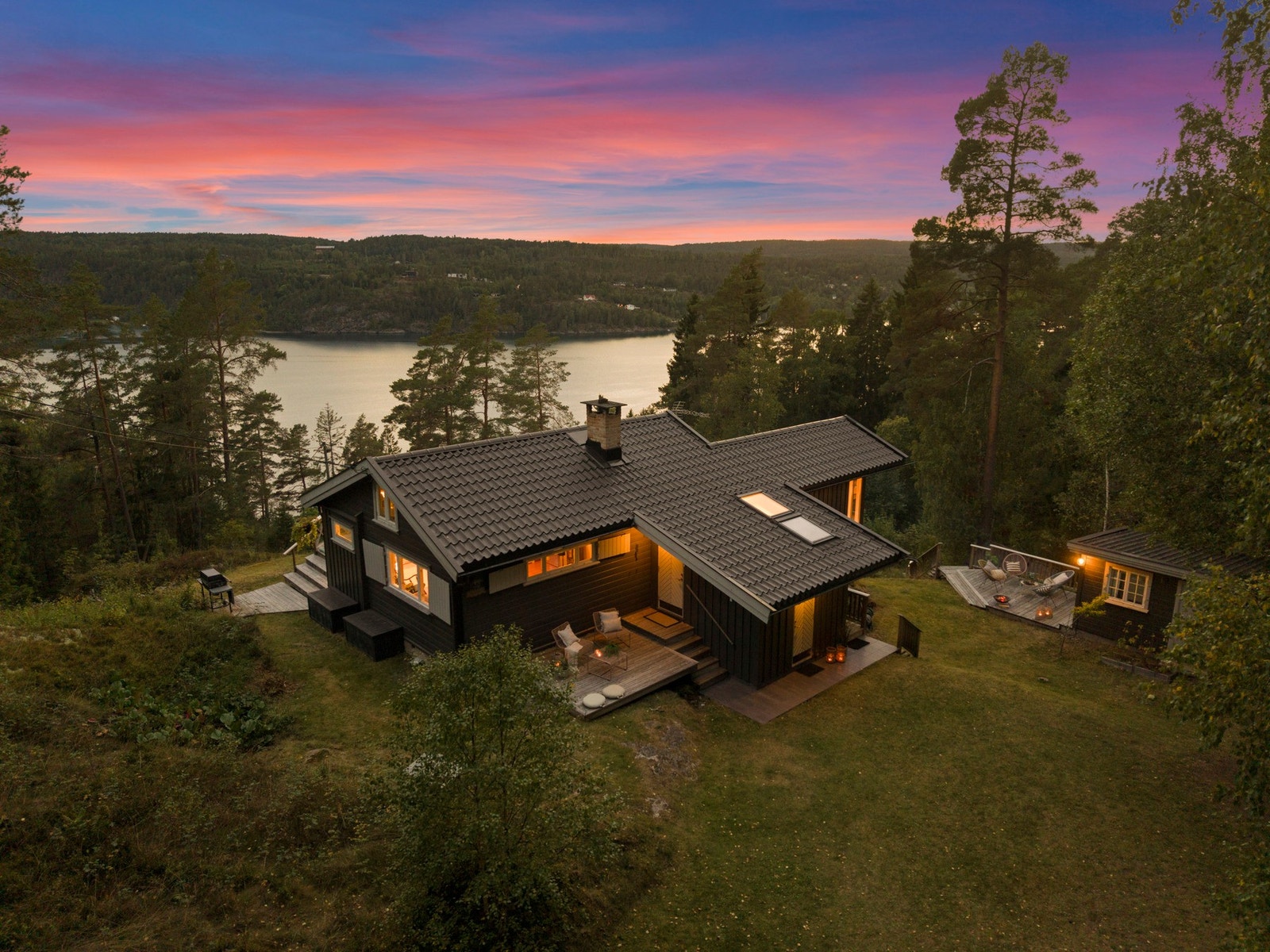 Hytta sett fra inngangssiden. Galleribilde