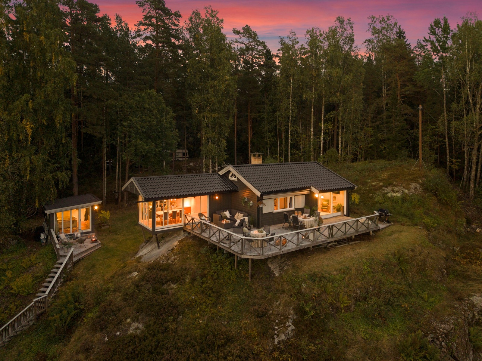 Stor terrasse med flott utsikt og gode muligheter for å nyte lange sommerkvelder utendørs. Galleribilde