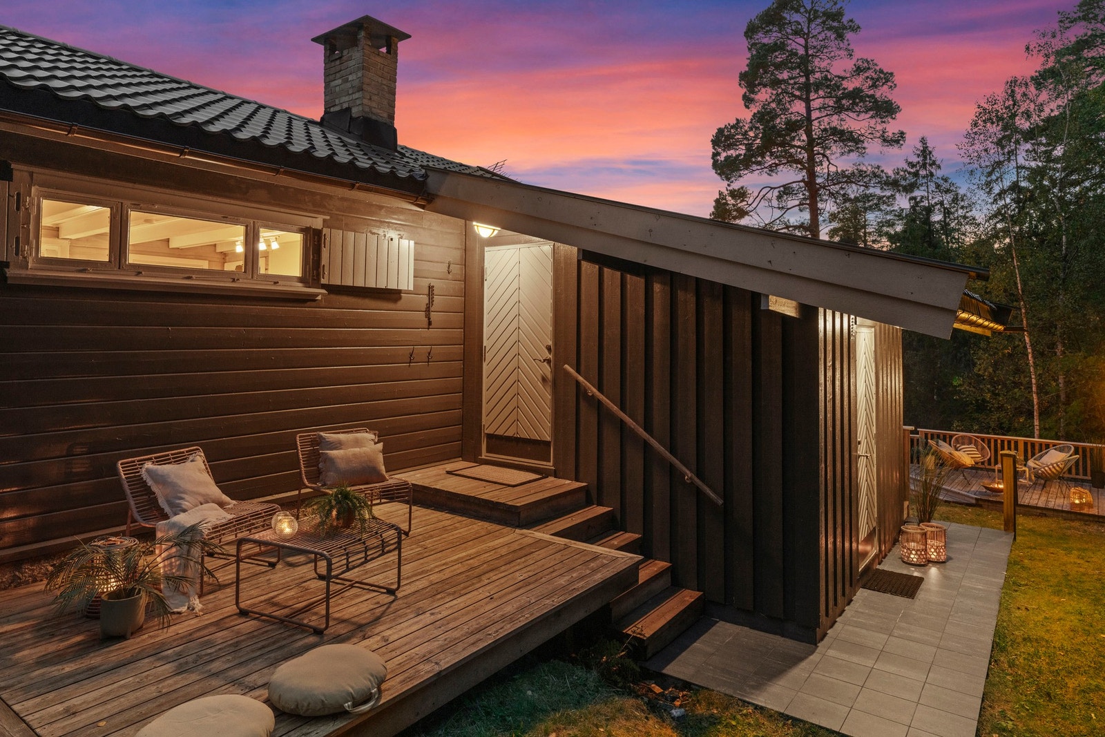 Hyggelig inngangsparti med egen terrasse og en lun sitteplass tett på hytta. Galleribilde