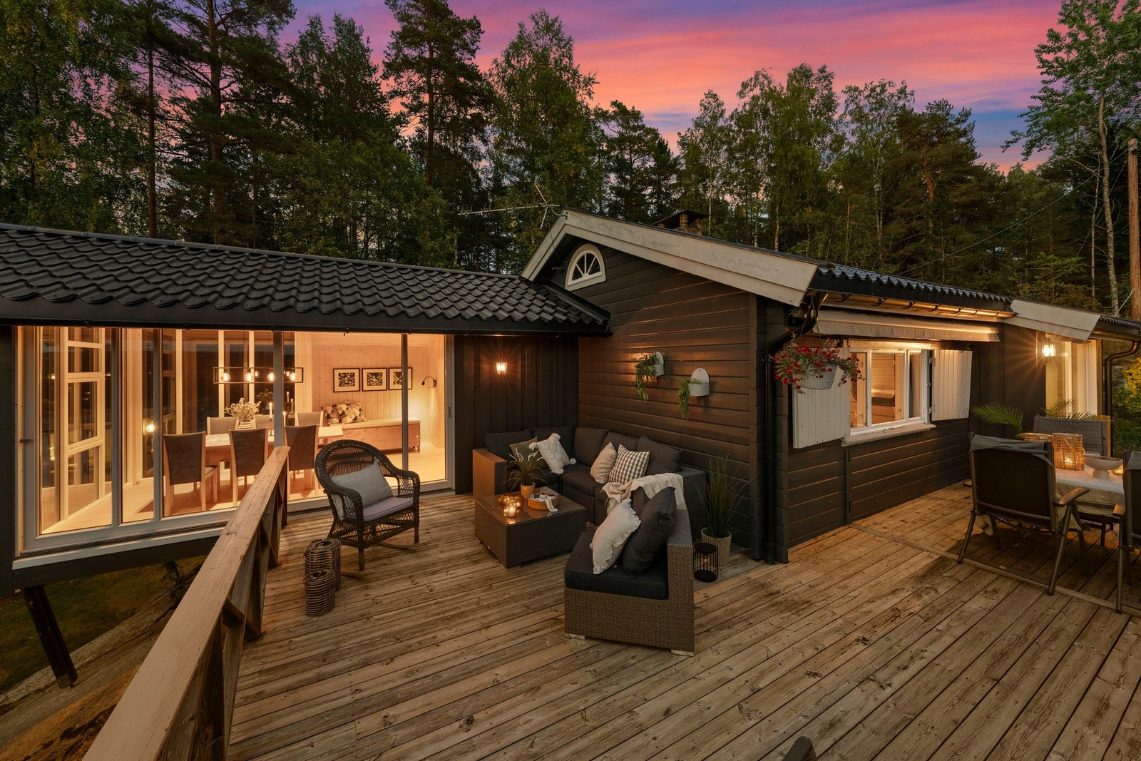 Hytta har flere hyggelige uteplasser og gode soner for både måltider og avslapning. Galleribilde