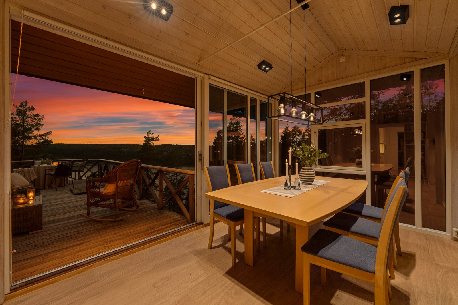 Spiseplassen blir ekstra stemningsfull når kvelden senker seg, med utsyn mot terrassen og fjorden. Galleribilde