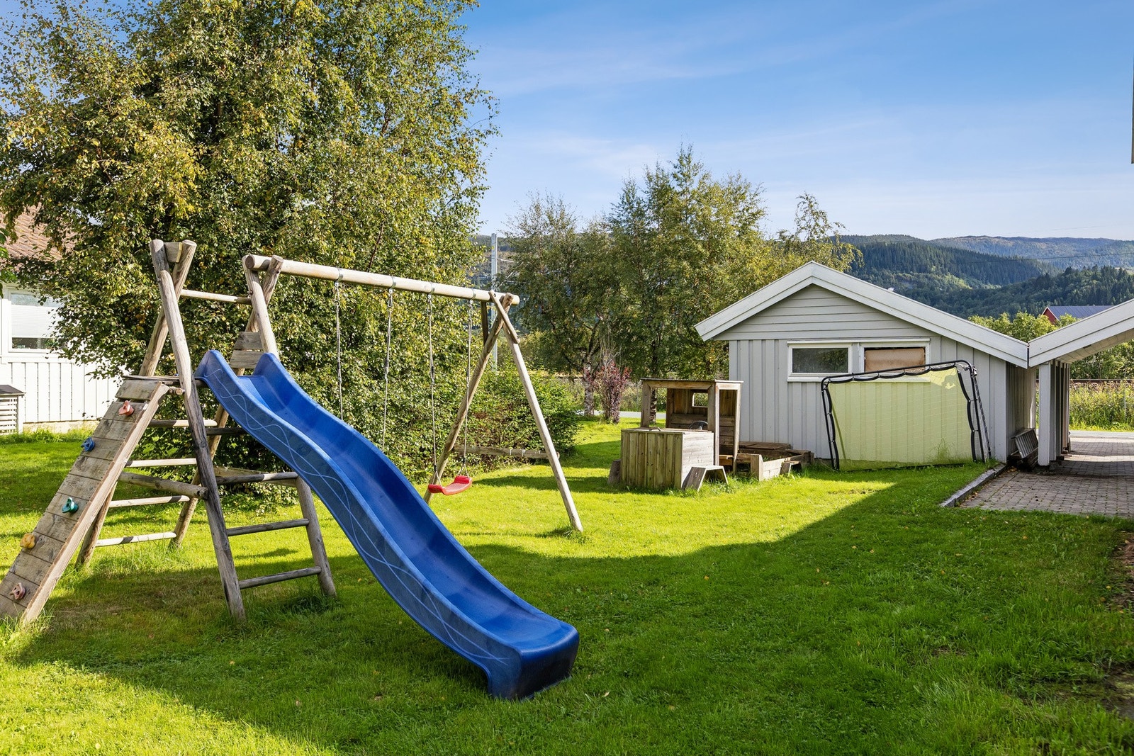 Romslig hage i rolige og familievennlige omgivelser på Karivollen. Galleribilde