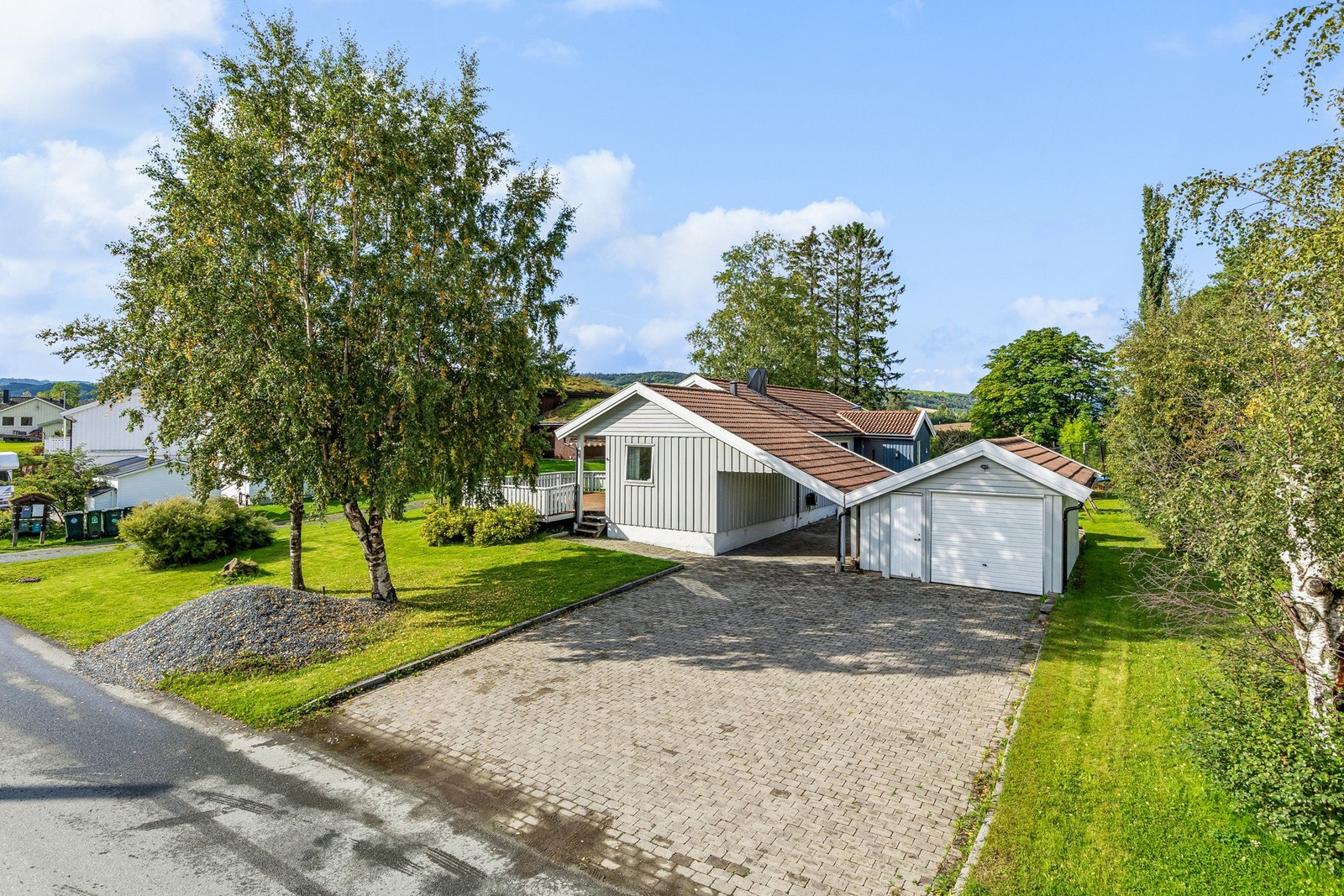 Romslig gårdsplass med både carport og garasje. Galleribilde