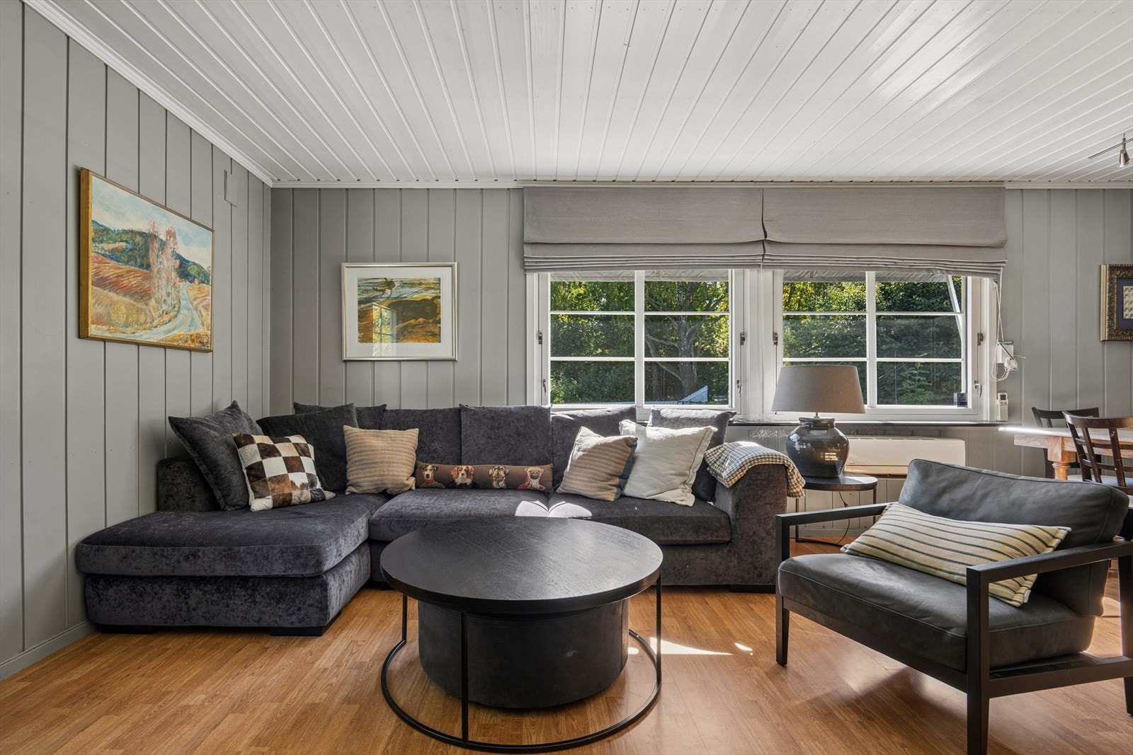 Store vindusflater slipper naturen inn og gir et flott lysinnslipp. Galleribilde