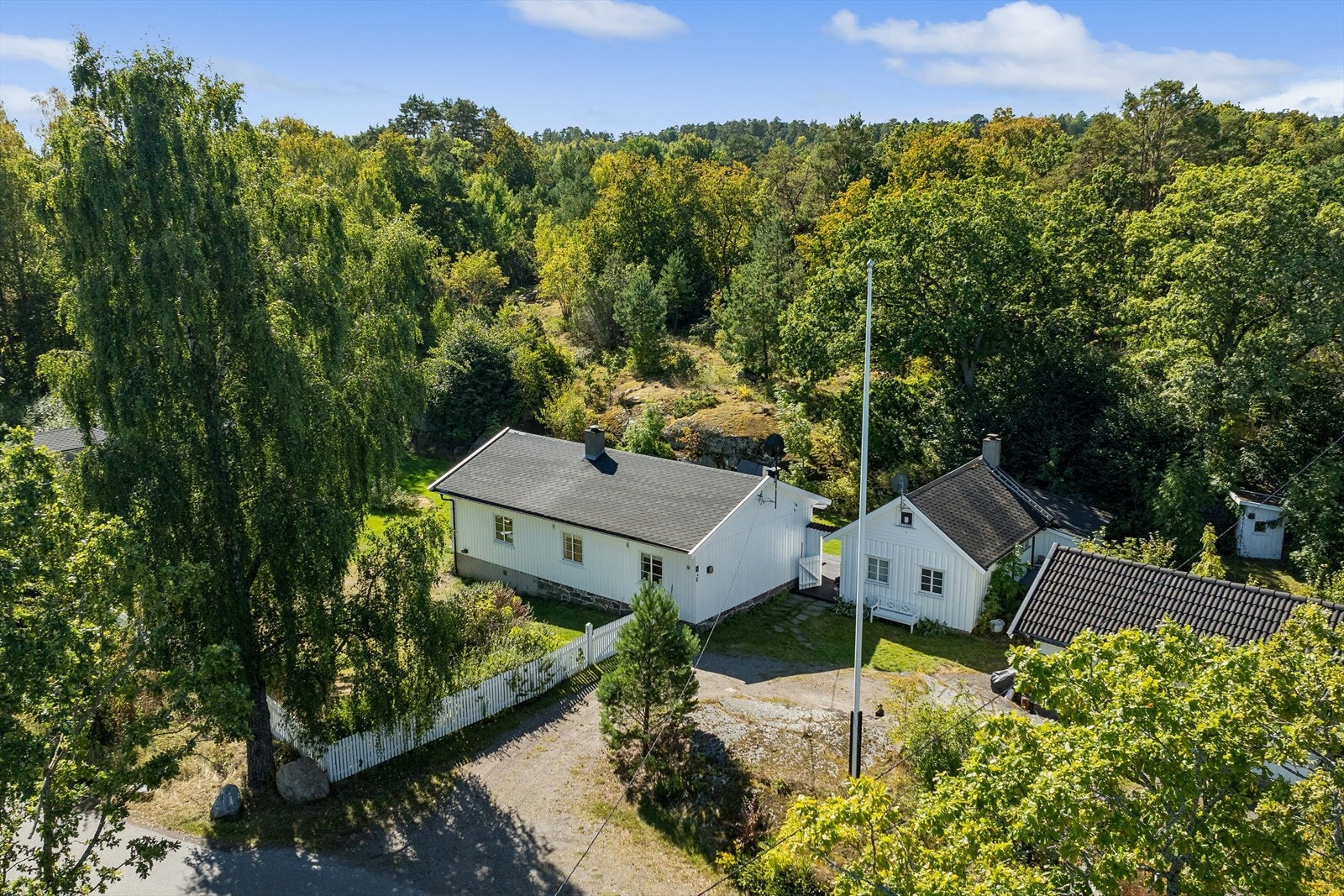 Eiendommen ligger skjermet og idyllisk til omgitt av frodig vegetasjon. Galleribilde