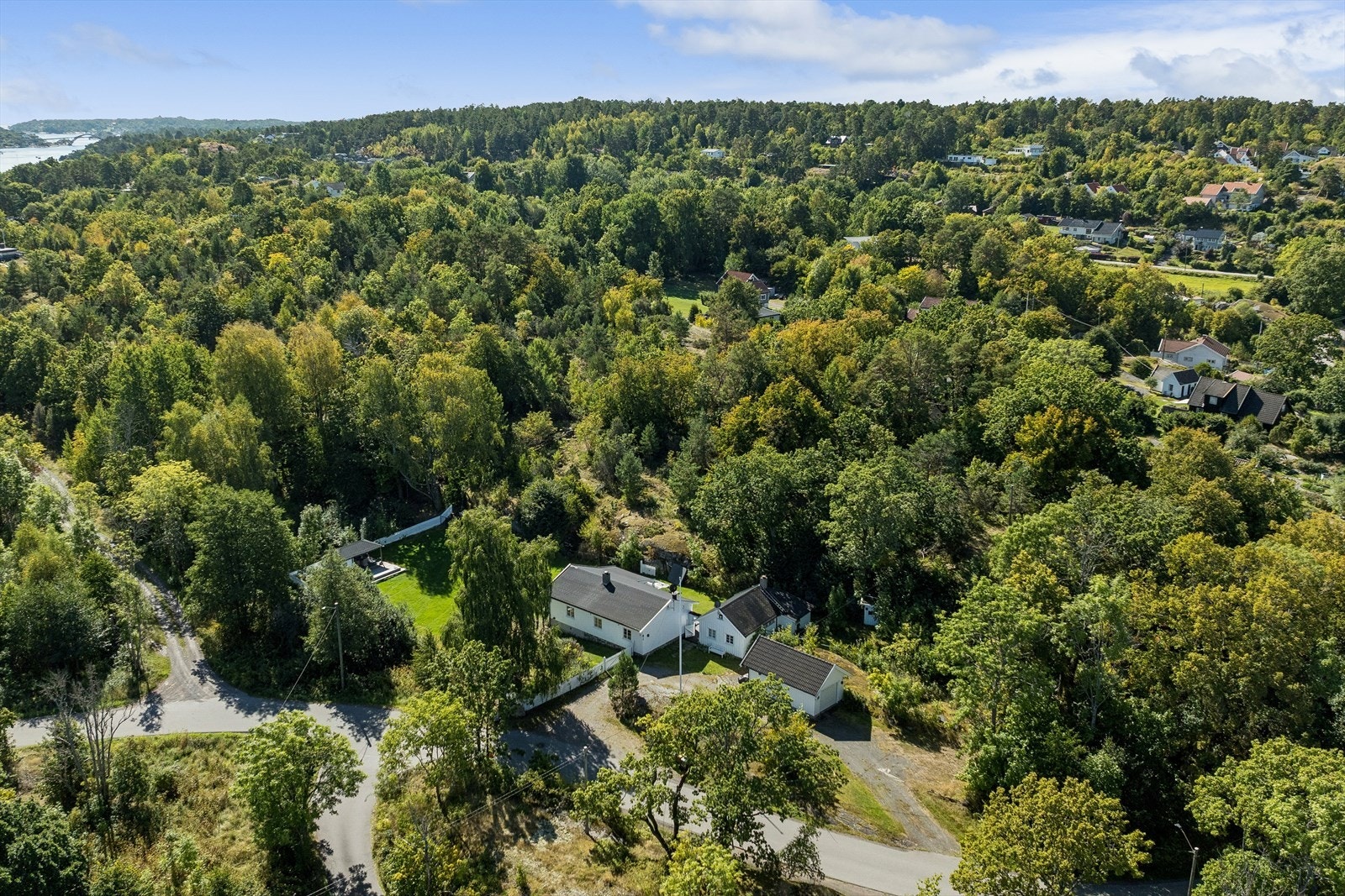 Fra eiendommen er det kort vei til sjø, natur og rekreasjonsområder. Galleribilde