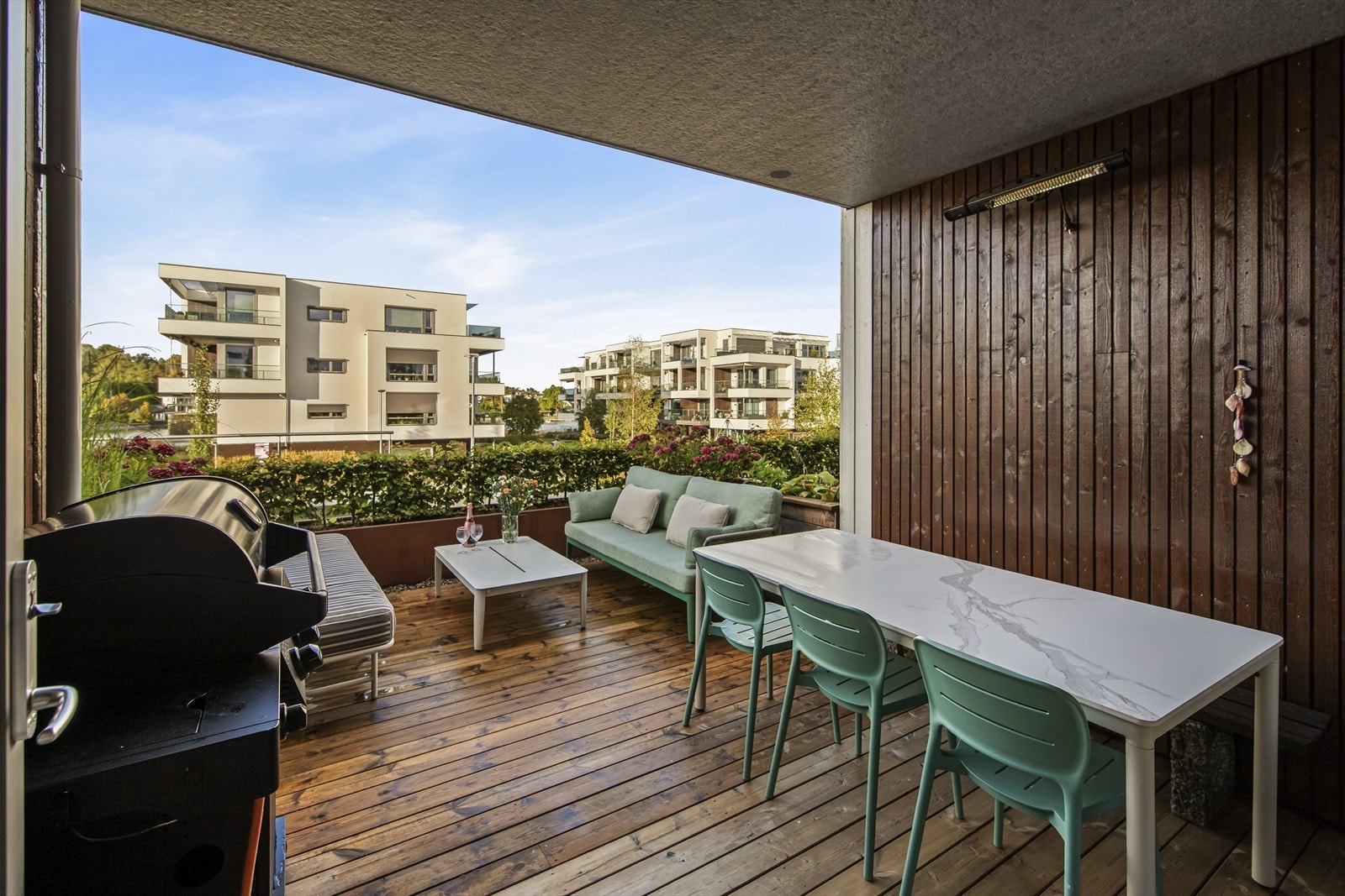 Herlig og romslig overbygget terrasse med god plass til både spisegruppe og loungemøbler. En lun og innbydende uteplass som fungerer som en naturlig forlengelse av stuen. Galleribilde