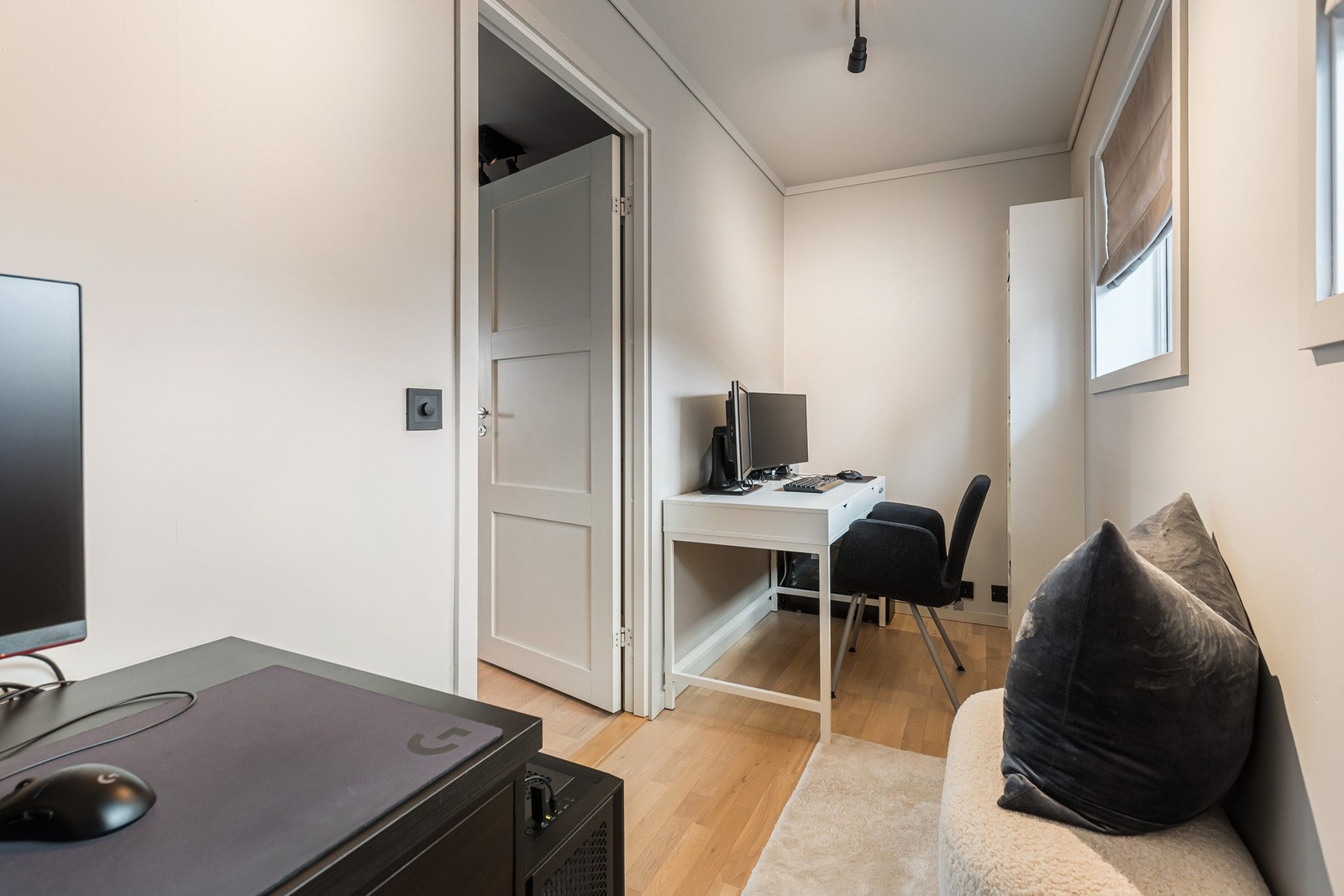 Et separat kontor i andre etasje gir en skjermet arbeidsplass og kan også benyttes som hobbyrom eller soverom/gjesterom. Galleribilde