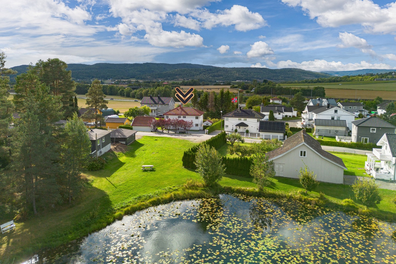 Det åpne landskapet gir området en rolig karakter, samtidig som bussholdeplassen skoger stasjon ligger rett rundt hjørnet. Galleribilde