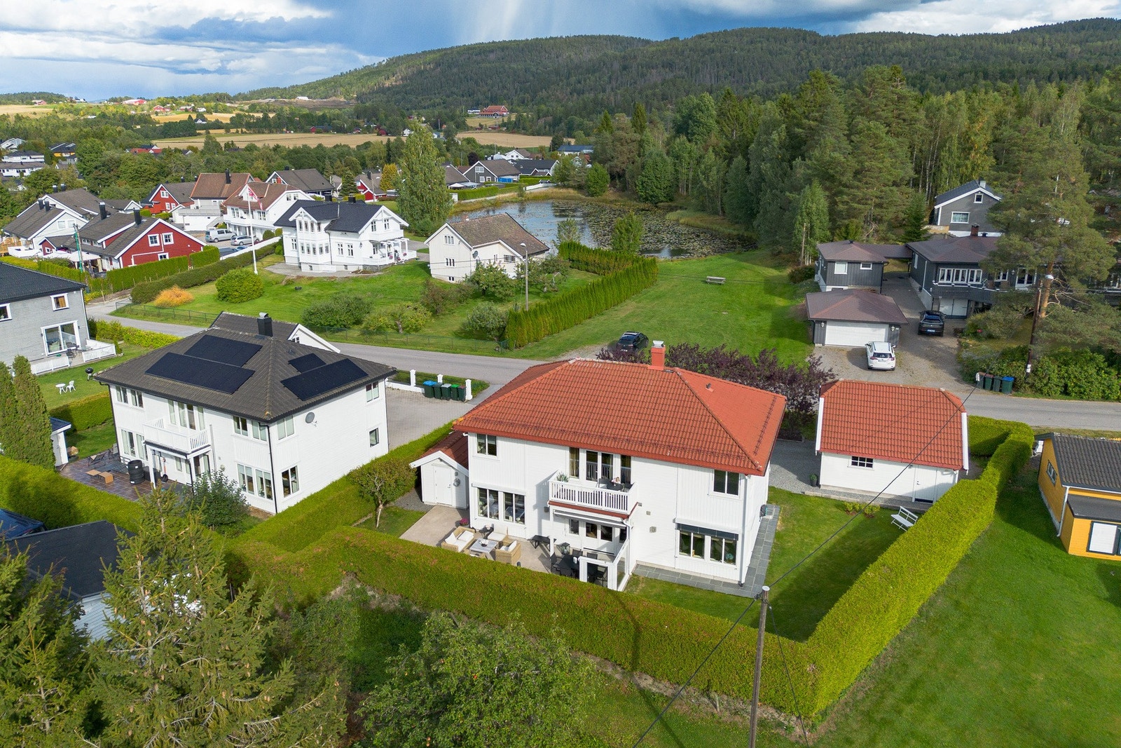 Eiendommen kombinerer landlige omgivelser med kort kjøreavstand til skoler, barnehager, dagligvarehandel og Drammen. Galleribilde