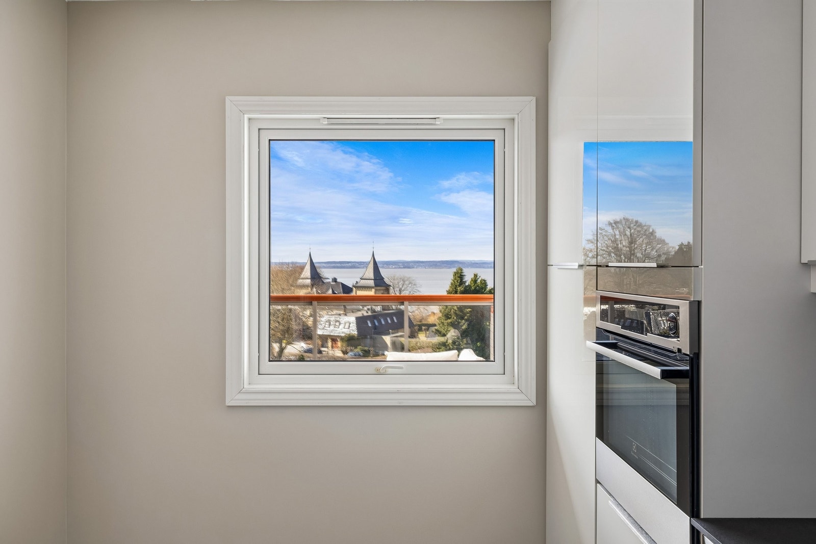 Også fra kjøkkenet er det fin utsikt mot Oslofjorden. Galleribilde