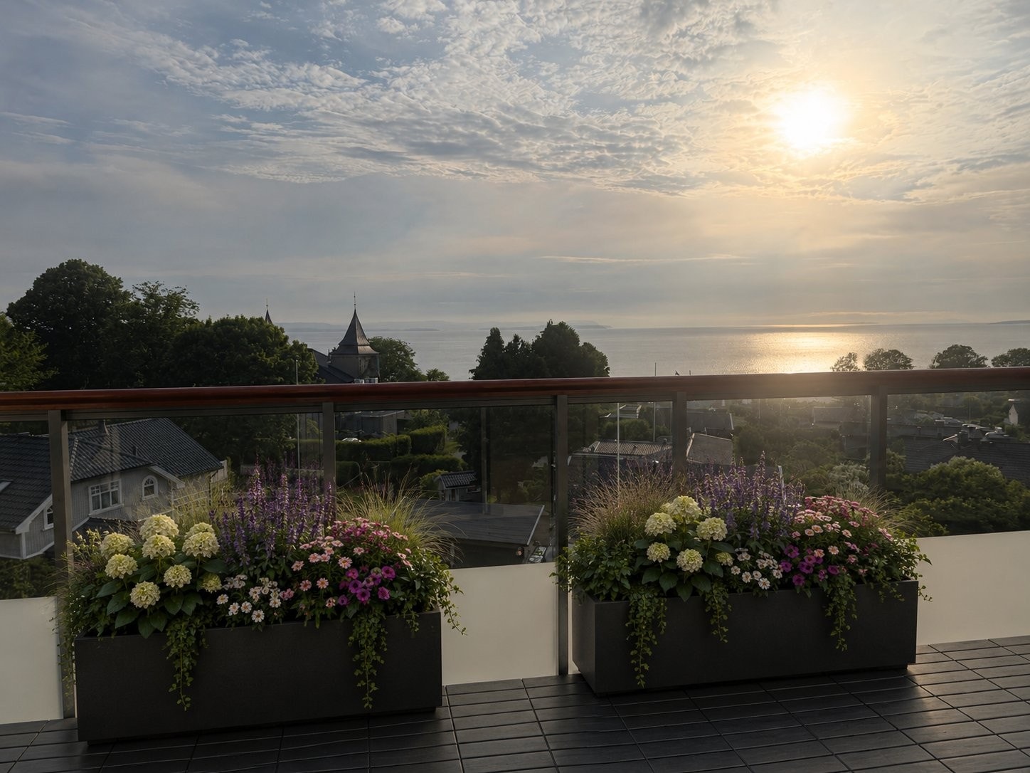 Solnedgangen ser fin ut fra verandaen. Galleribilde