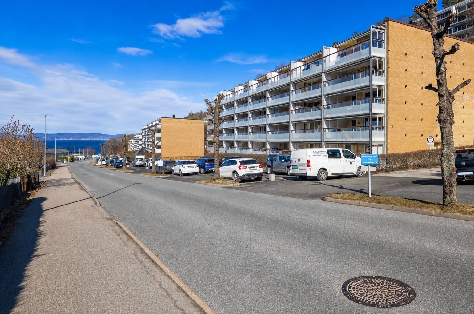 Boligblokken ligger langs Refsnesalleen. Galleribilde