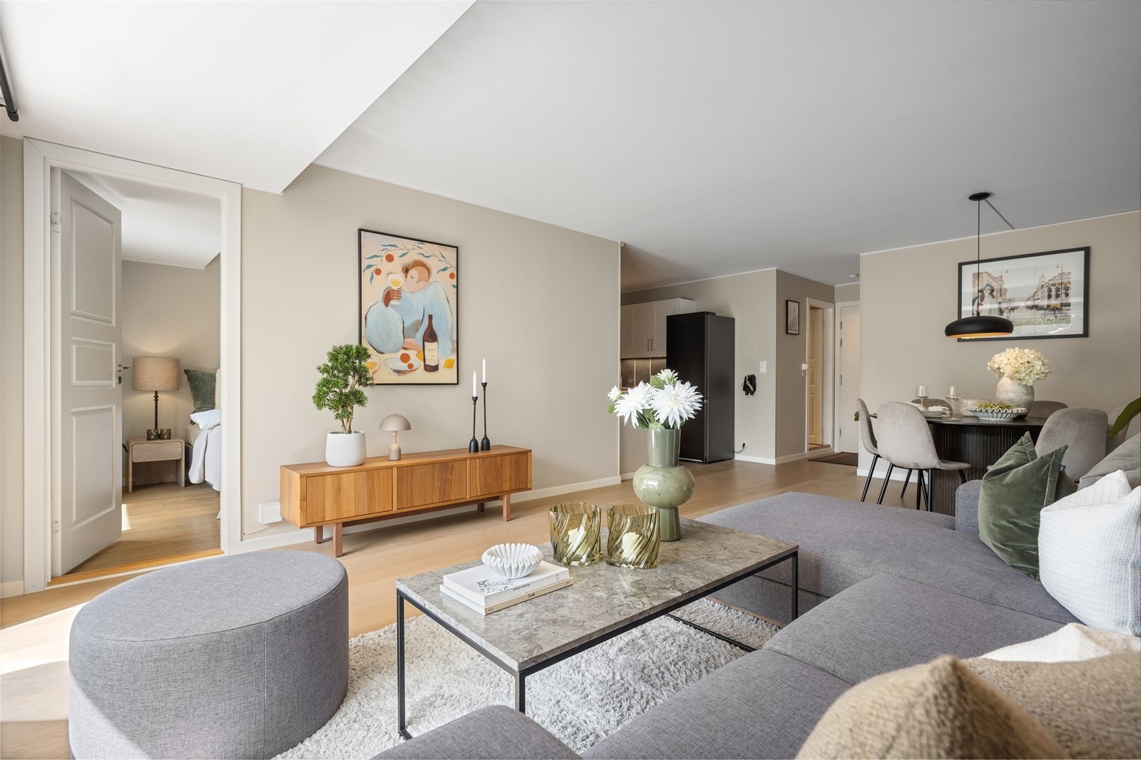 Stuen har god plass til både sofagruppe og tilhørende møblement. Galleribilde
